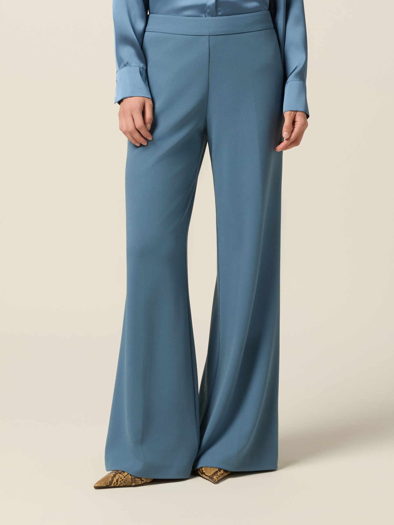 Pantalones palazzo de tejido crep&eacute; image number 3