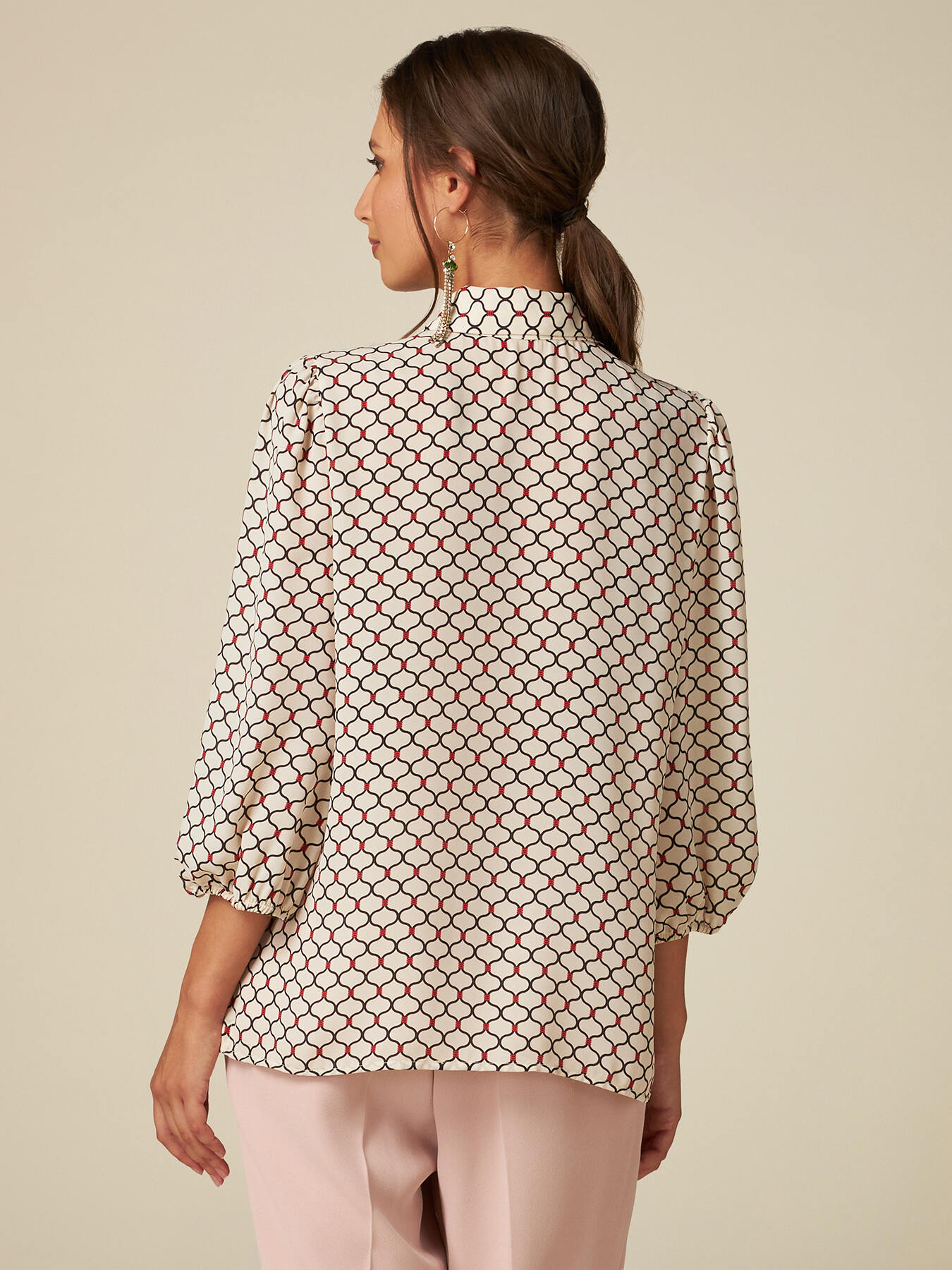 Blusa con estampado con cadena image number 1