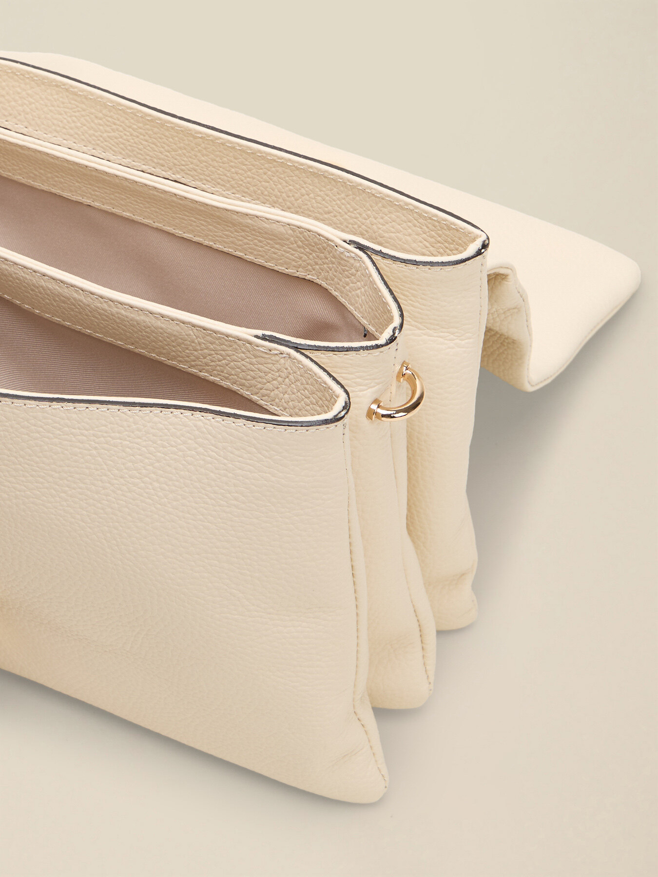 Sac bandouli&egrave;re en cuir v&eacute;ritable image number 3