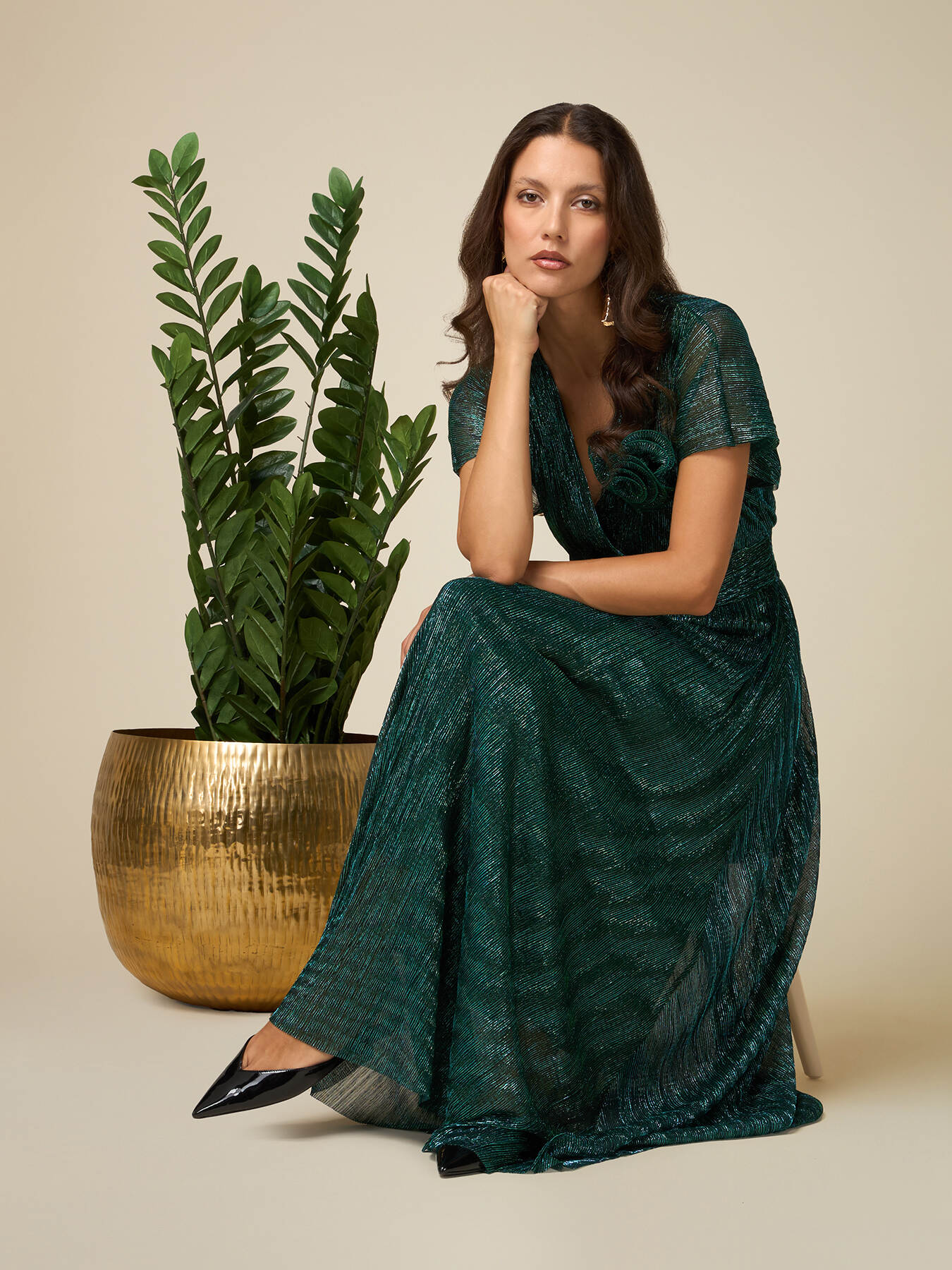 Plissiertes Lurex-Kleid mit Brosche image number 3