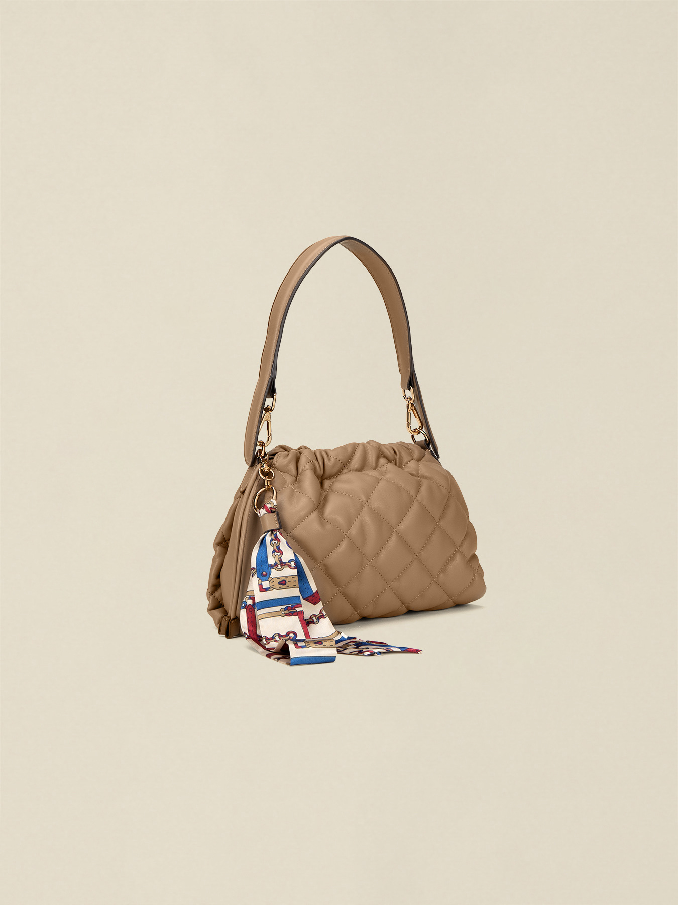Gesteppte Tasche mit Kordelzug und Charm image number 4