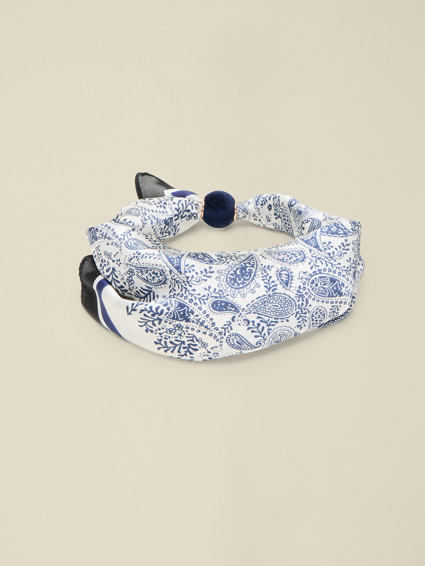 Foulard fantasia con chiusura magnetica image number 1