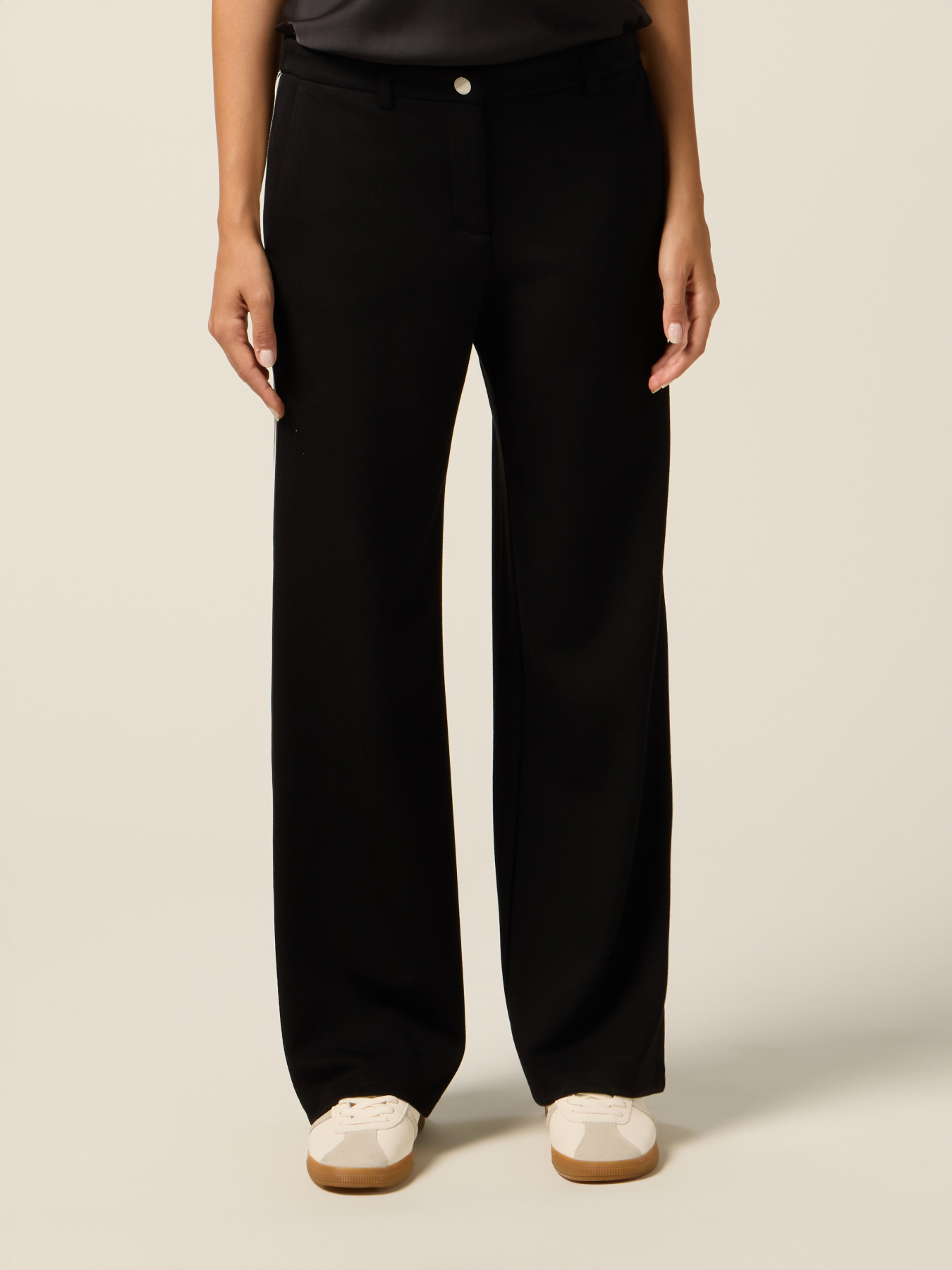 Pantalones soft touch con cinta lateral image number 3