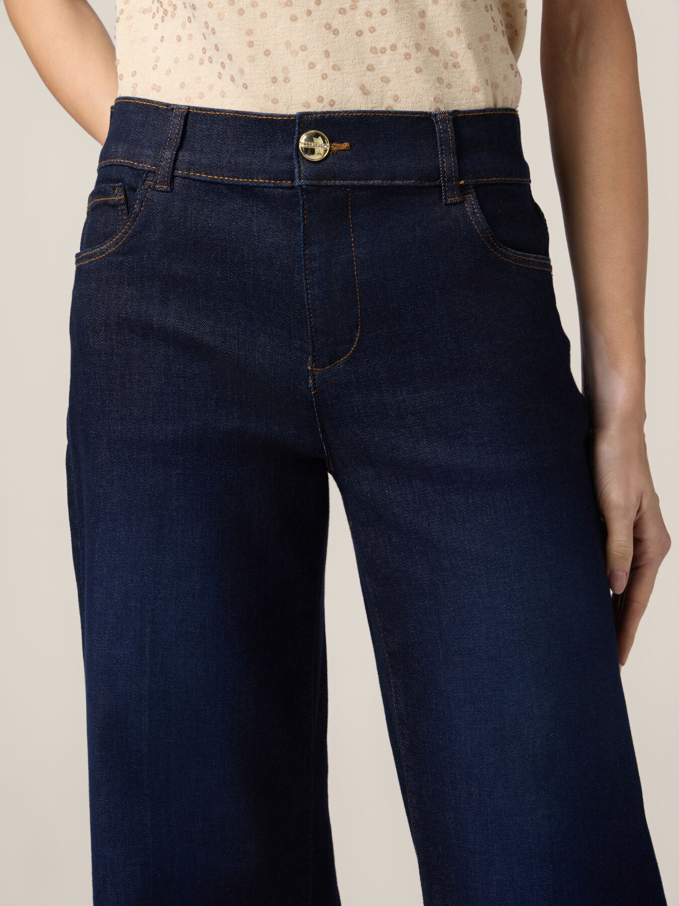 Jeans de pierna ancha en denim lavado image number 2