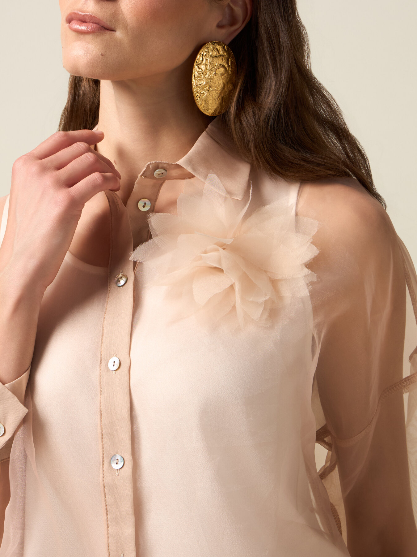 Chemise en organza avec broche image number 2