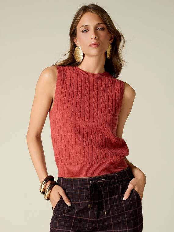 Sleeveless cable-knit sweater in wool/cashmere