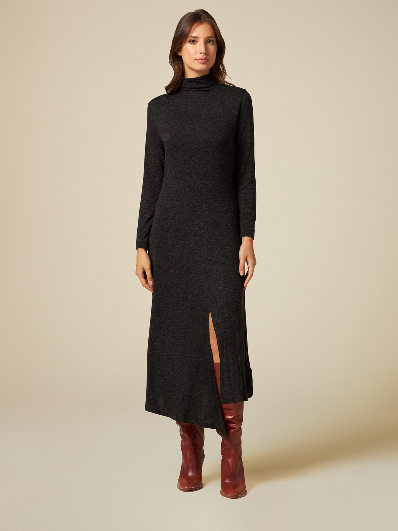 Vestido largo en tejido de punto con abertura image number 0