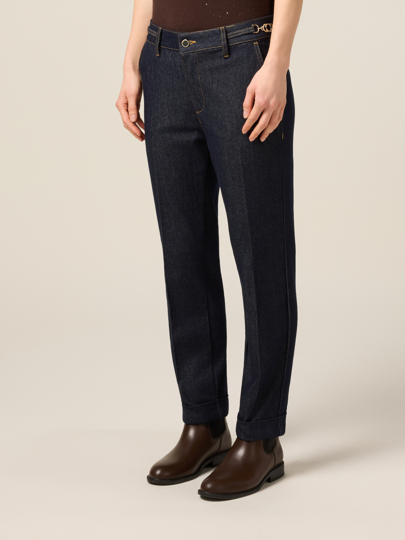 Regular Jeans mit Kettendetail image number 3