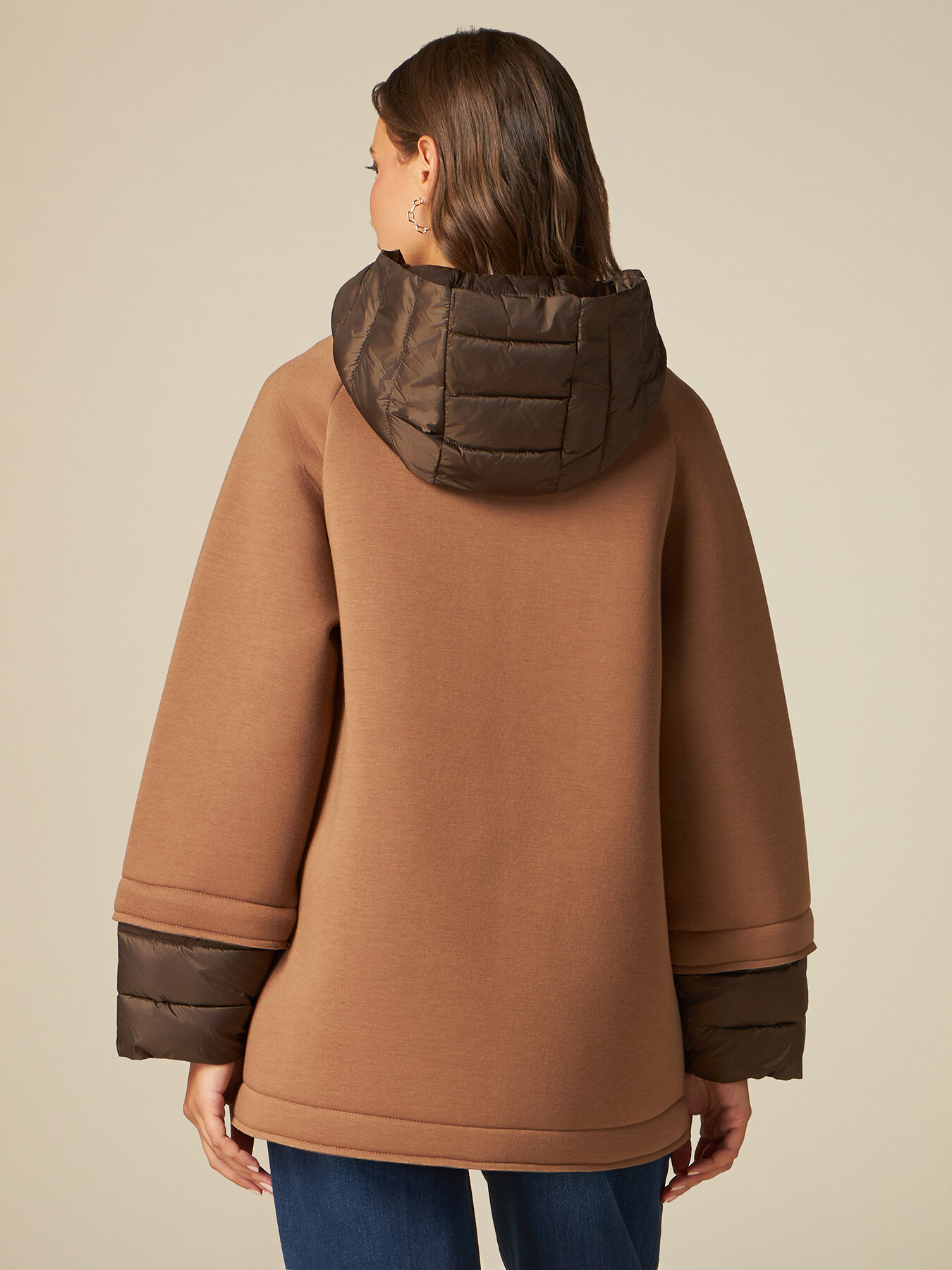 Cappa in scuba con dettagli imbottiti image number 1