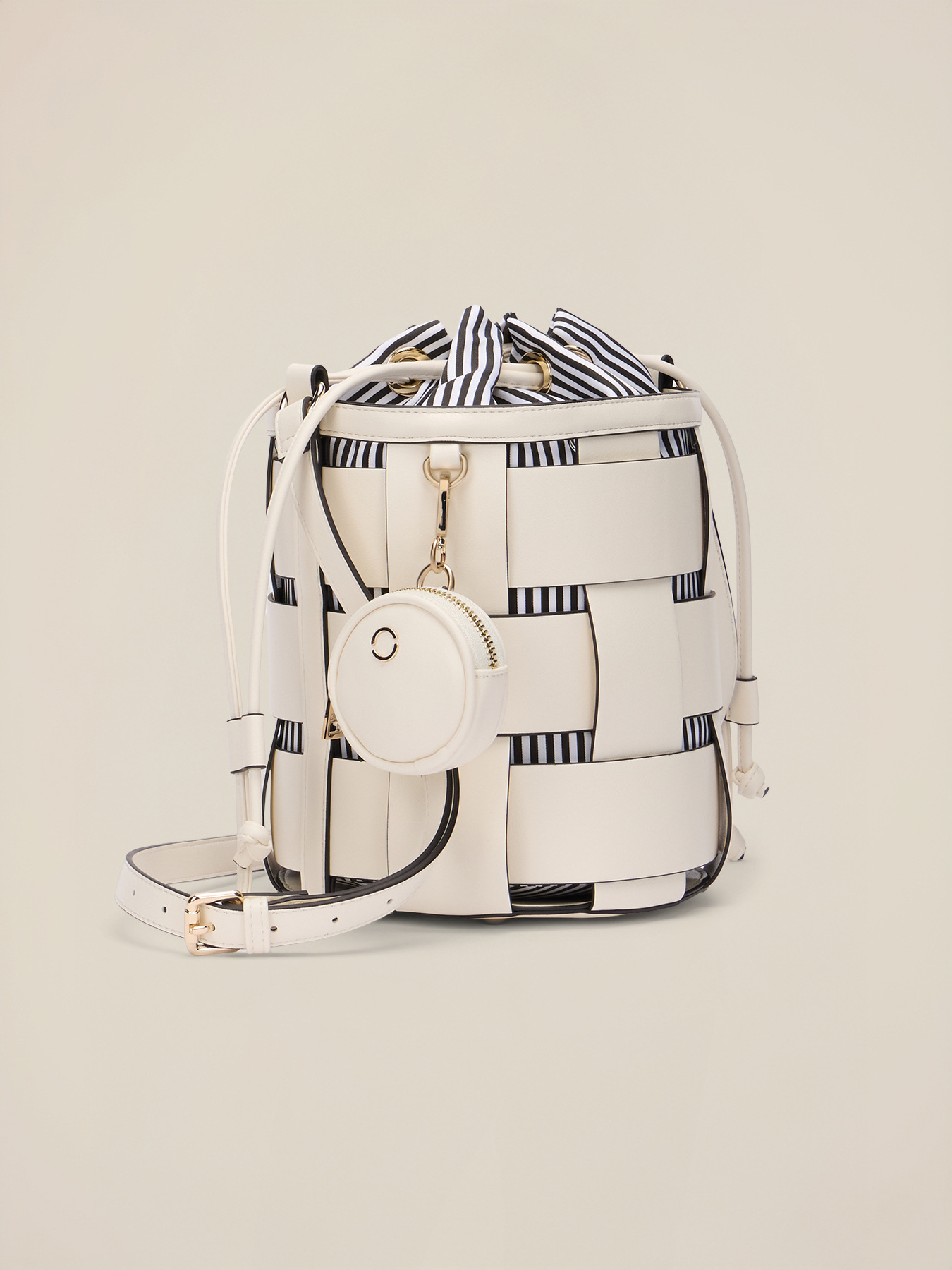 Bolso tipo cubo con tejido trenzado image number 3