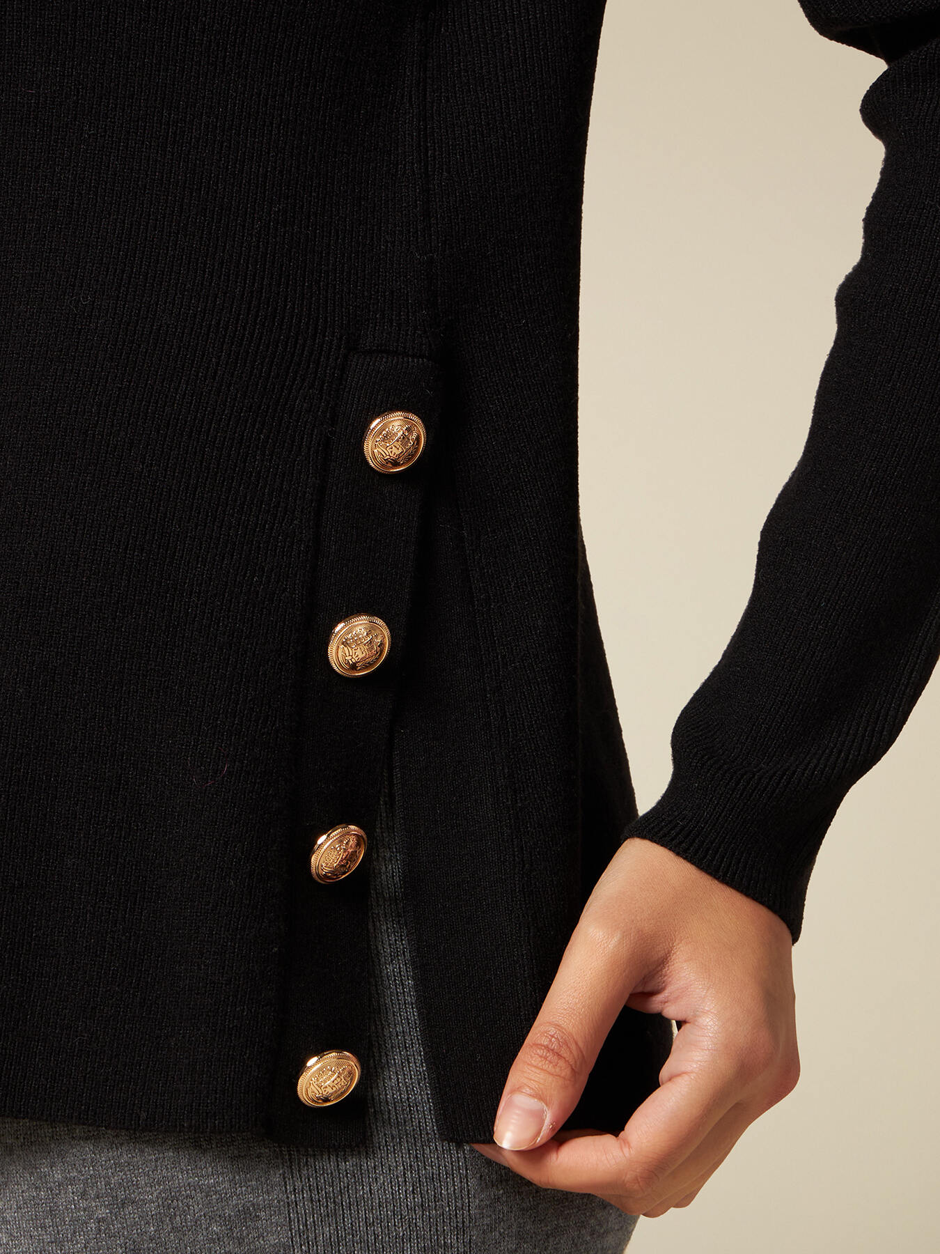 Pullover mit Rundhalsausschnitt, Schlitz und Kn&ouml;pfen image number 2