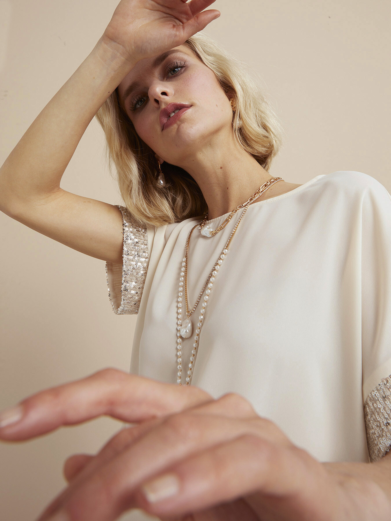 Blusa con bordo in paillettes a fondo manica image number 2