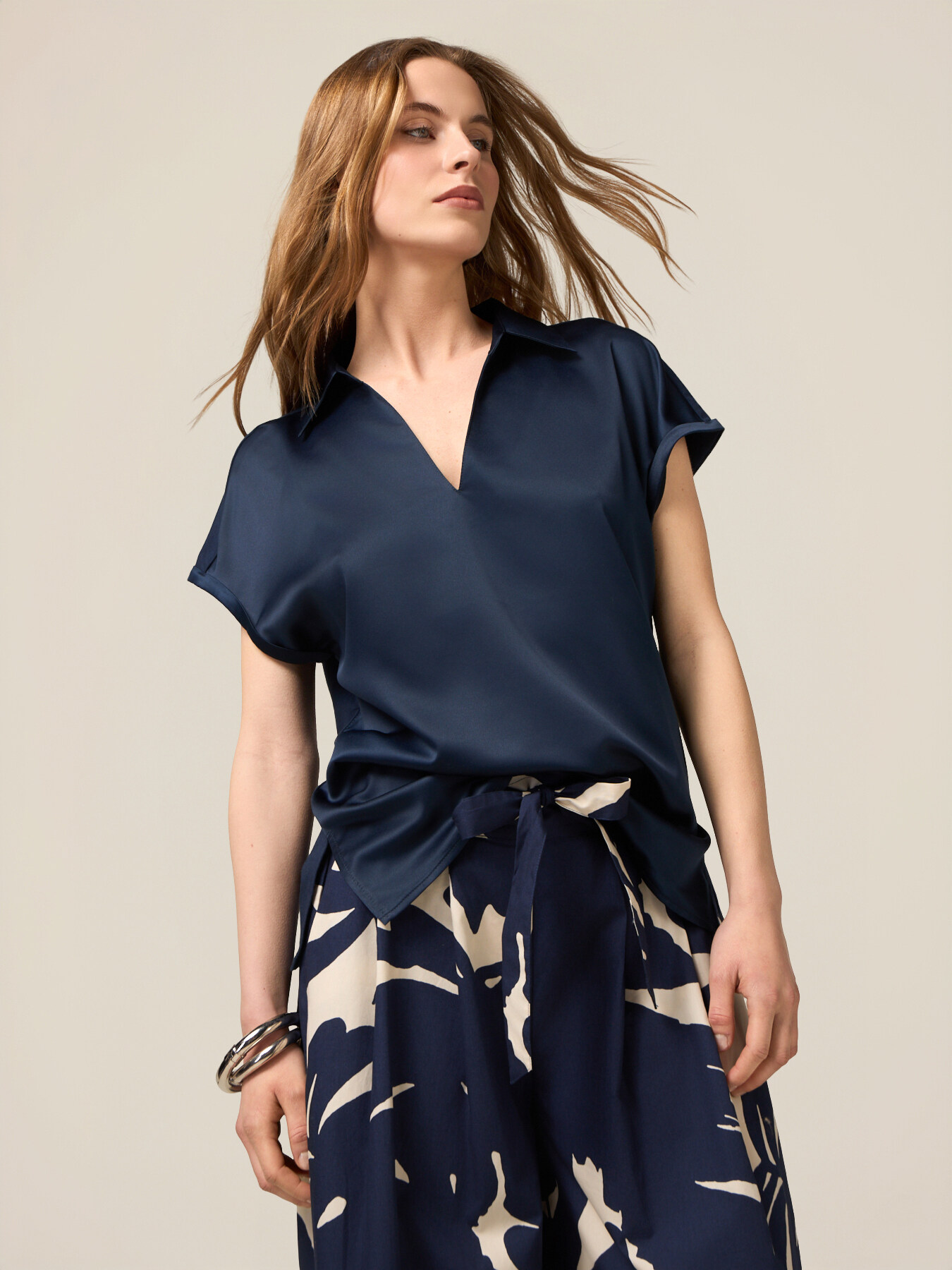 T-shirt bimaterica scollo a V image number 0