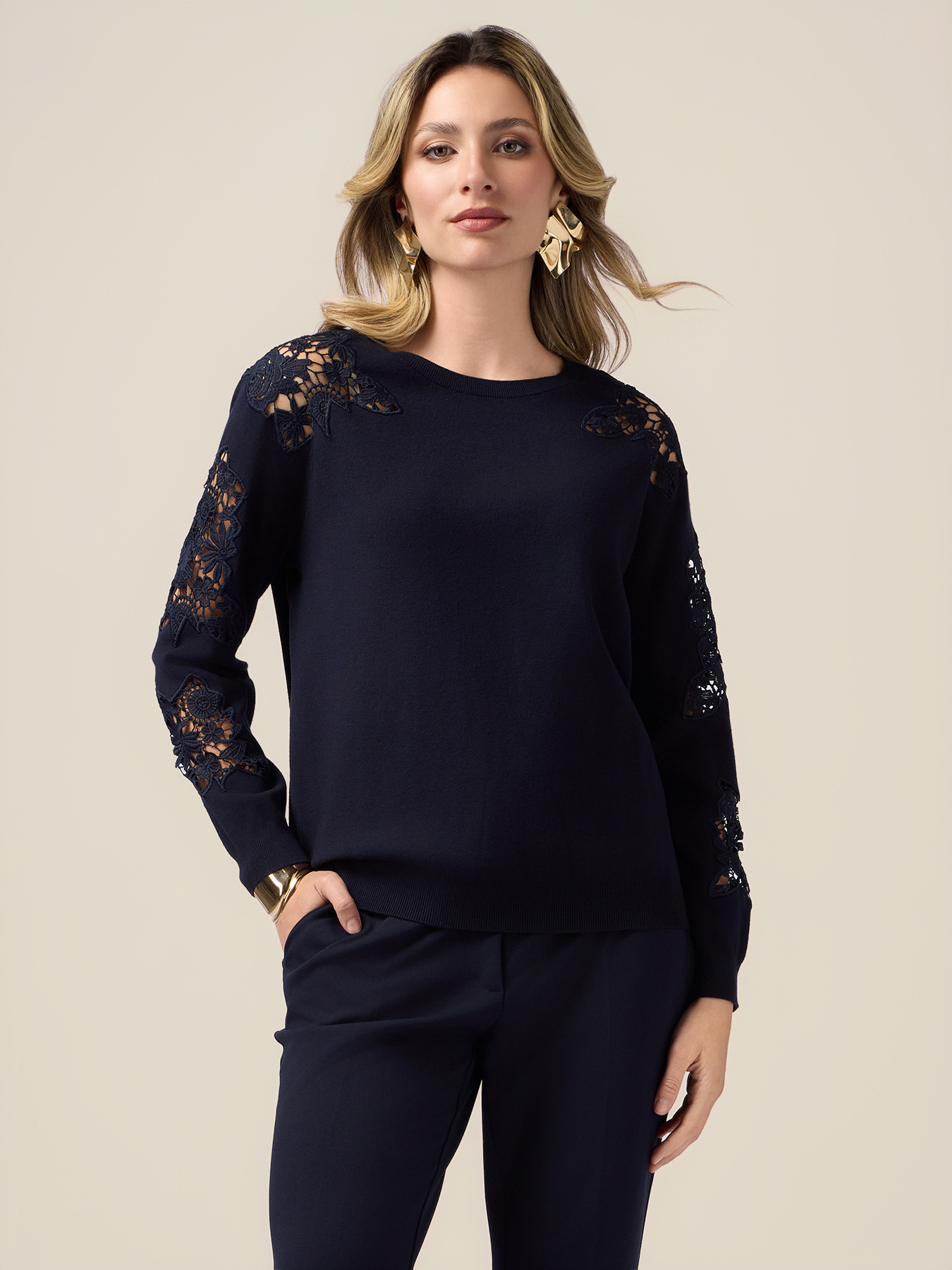 Rundhals-Pullover mit Spitzenstickerei image number 0