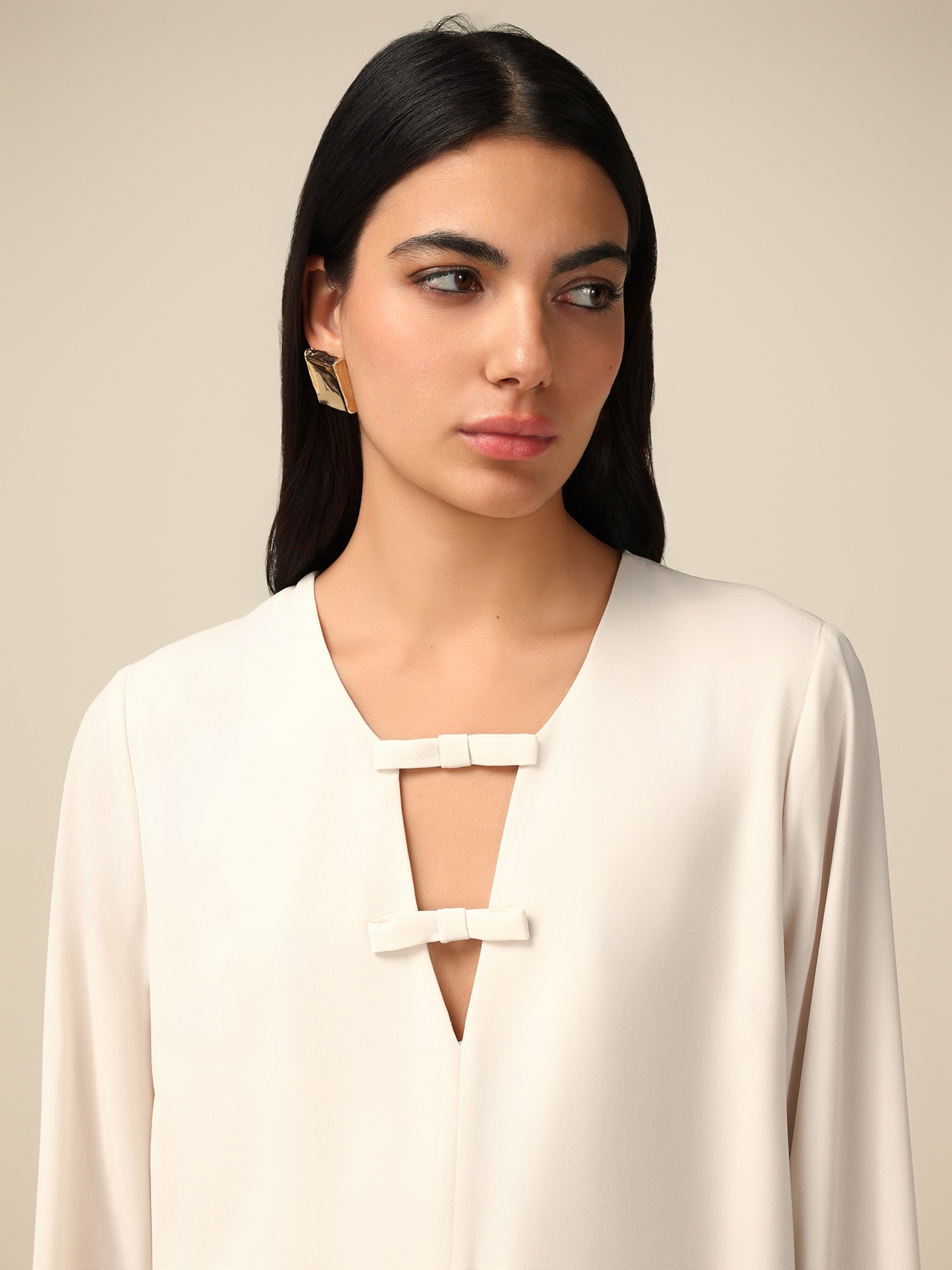 Blouse avec d&eacute;tail de n&oelig;uds image number 2