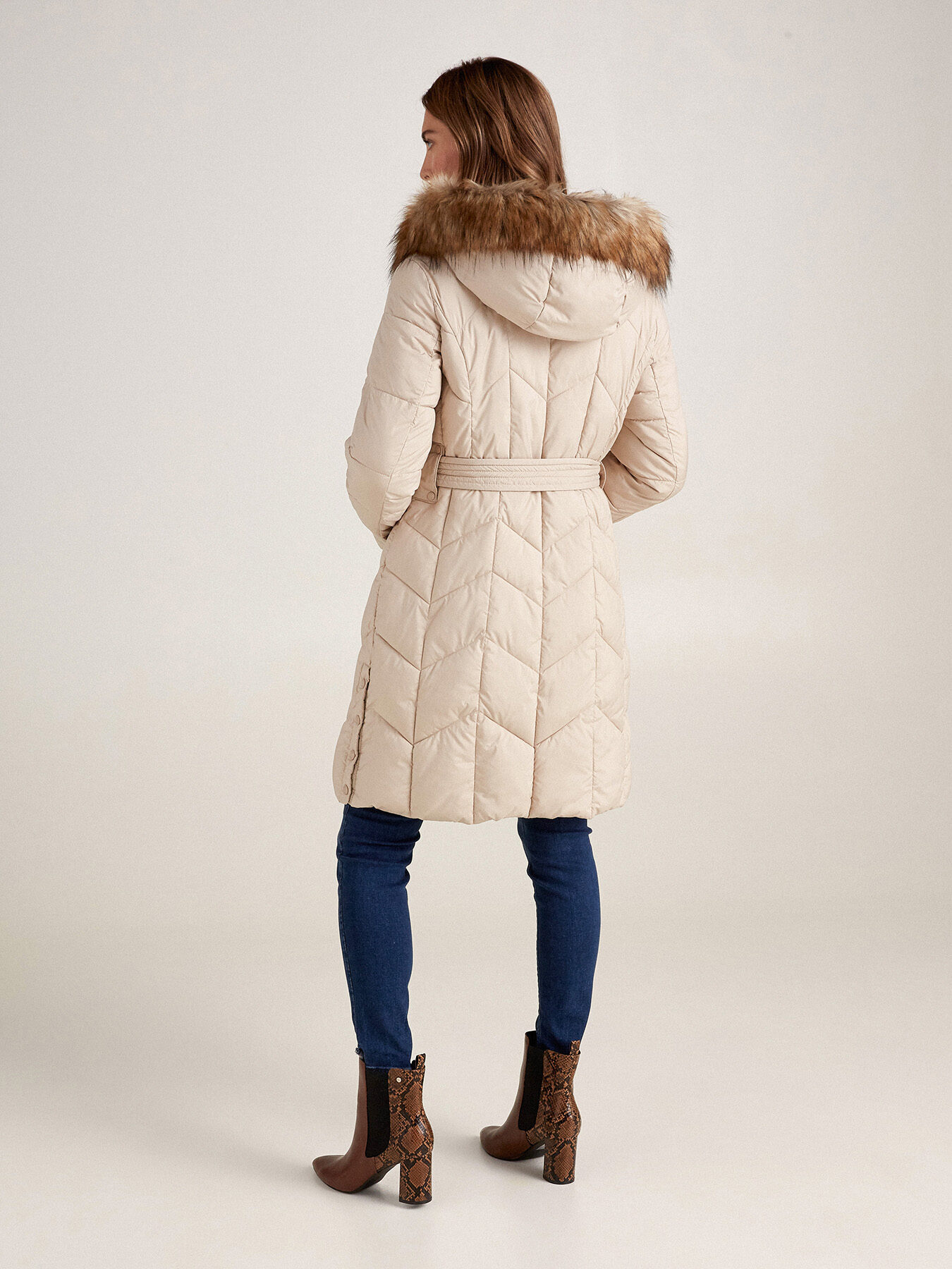 Piumino lungo con cappuccio e cintura image number 1