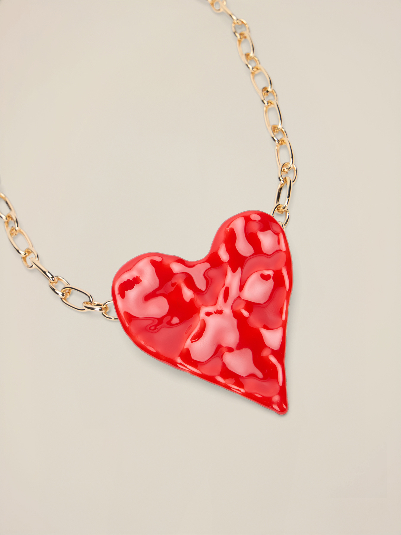 Metal necklace with oversized heart-shaped pendant image number 2