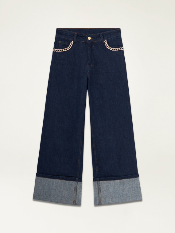 Jeans cropped con risvolto e catene gioiello