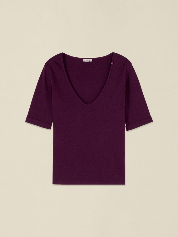 V-neck T-shirt with slim sleeves