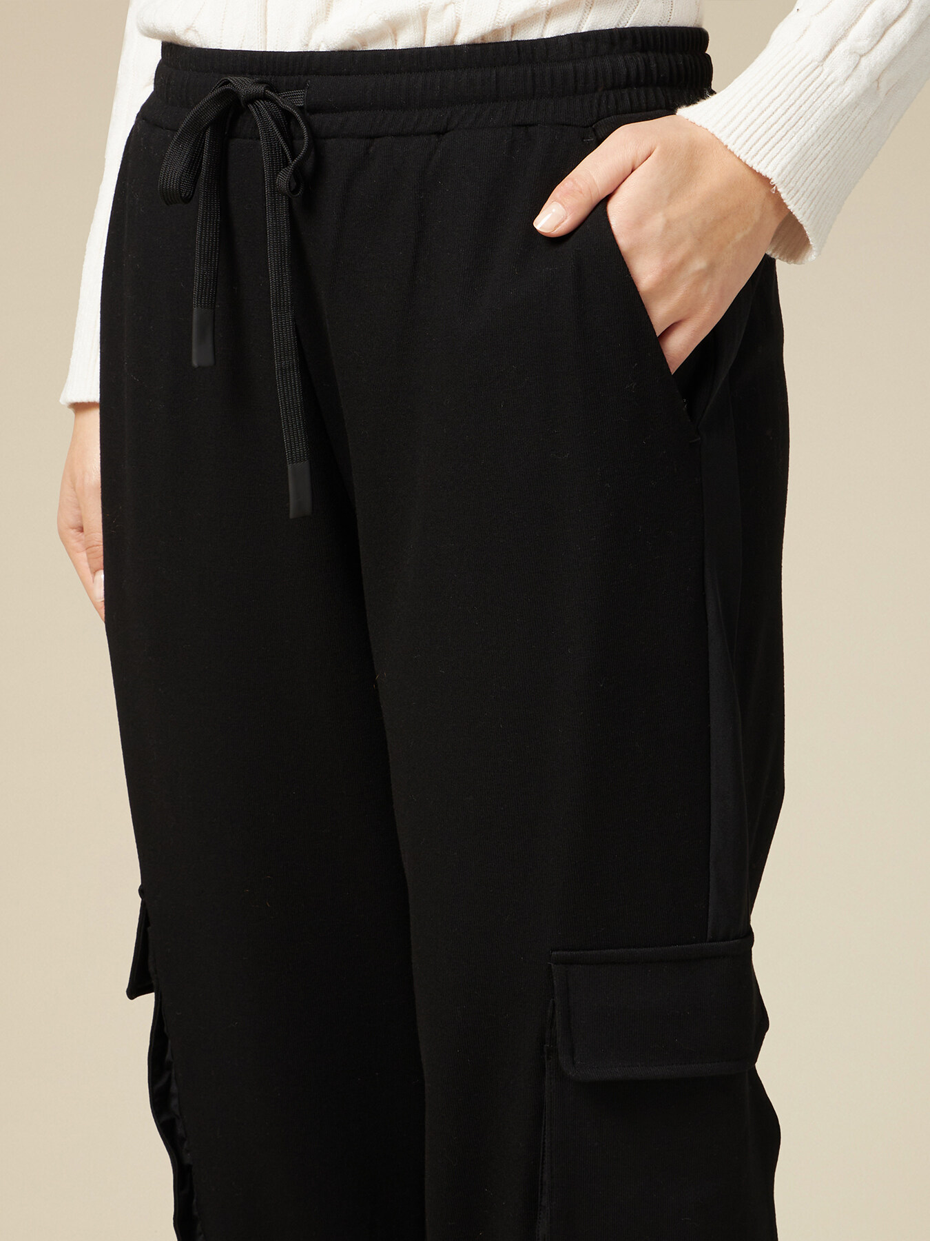 Joggers cargo de punto milano image number 2