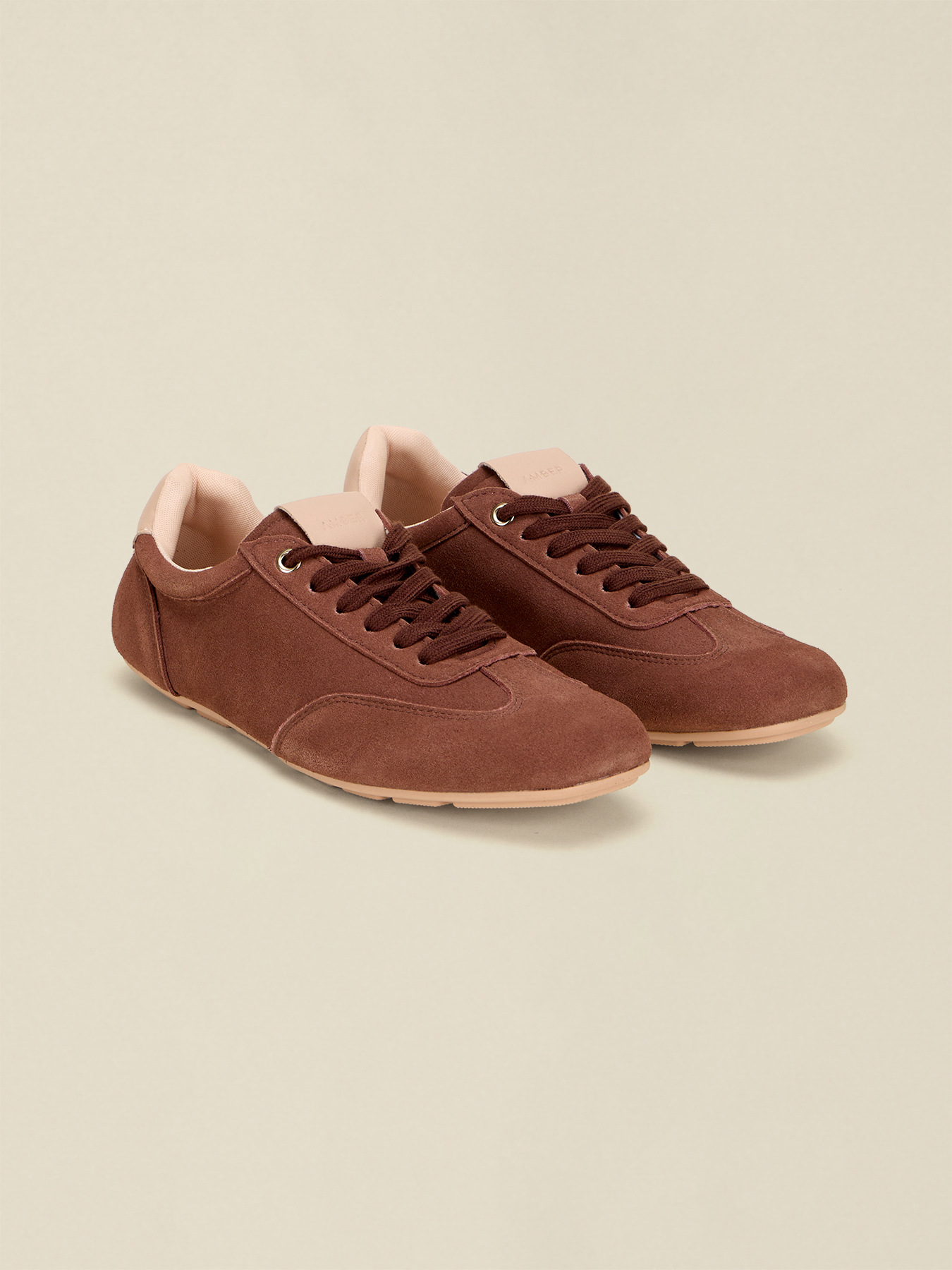 Vintage sneakers with contrasting detail image number 1