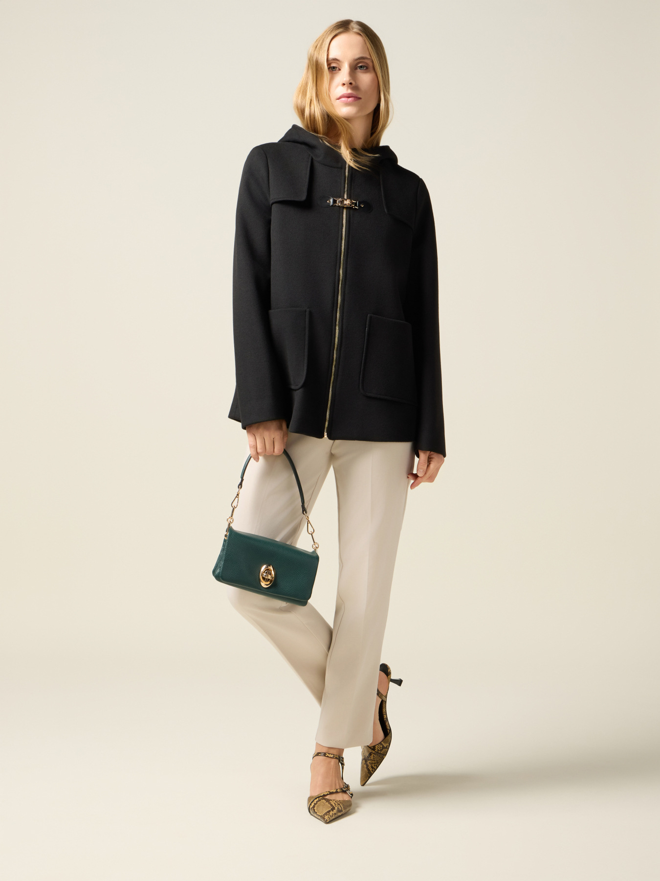 Chaqueta con capucha y hebilla image number 3