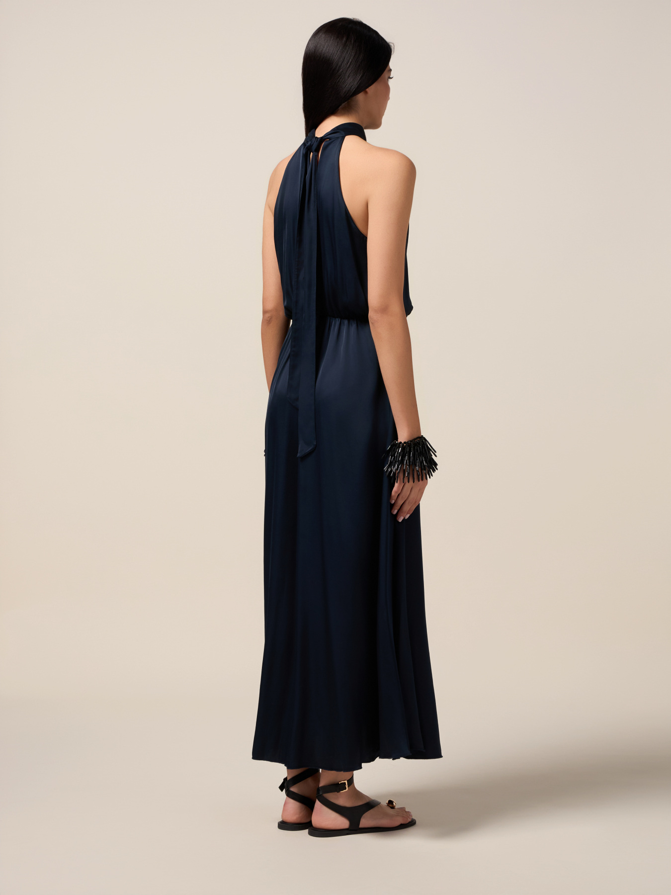 Robe longue en satin avec fleur image number 1