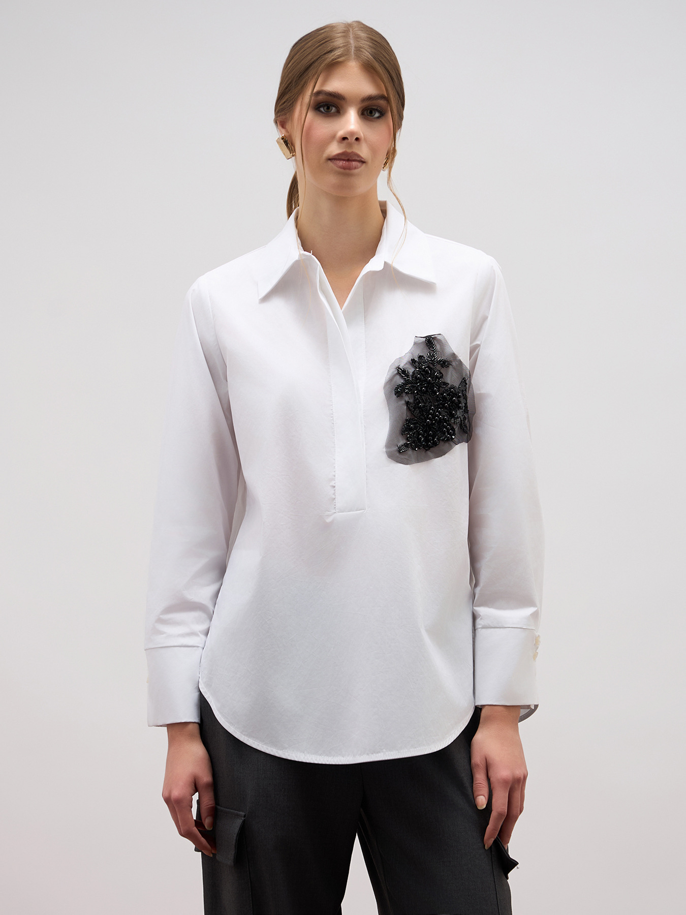 Oversize-Bluse mit Schmuck-Patch image number 0