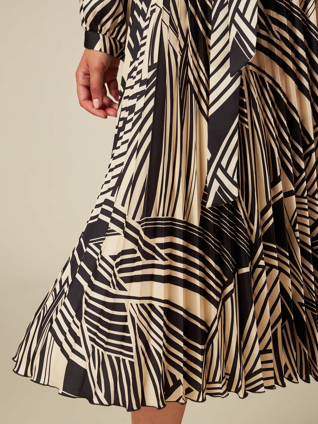 Patterned midi dress image number 2