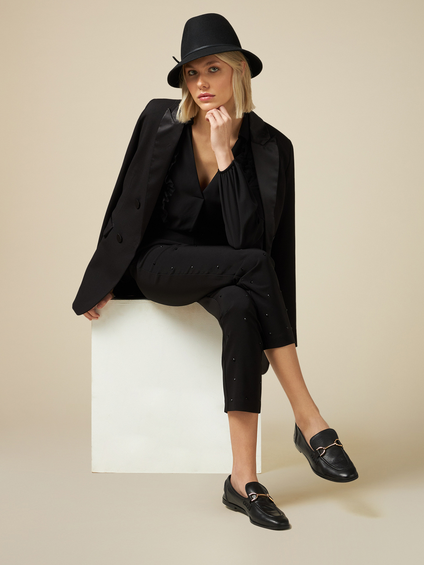 Pantaloni skinny con pioggia di strass image number 0