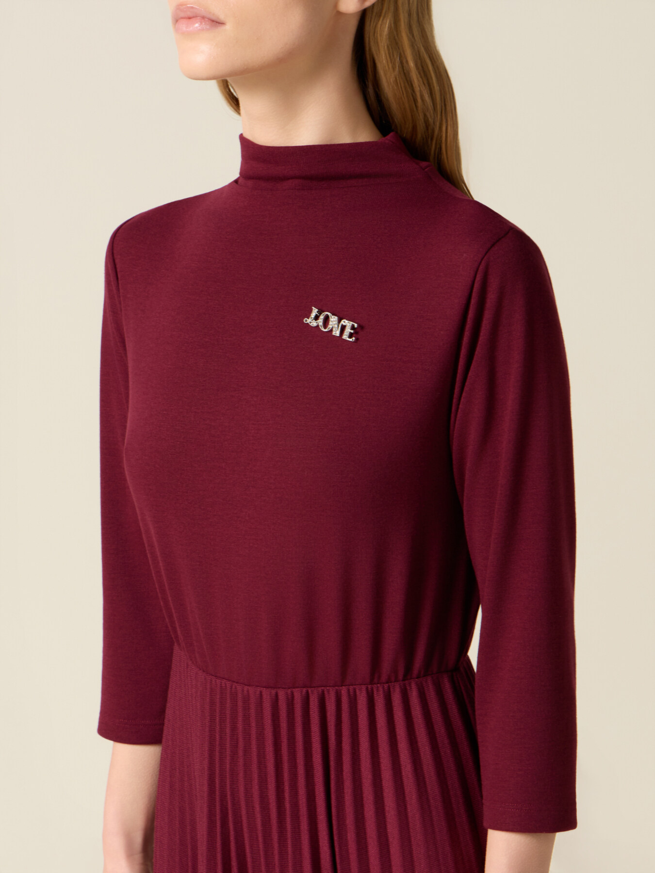 Ausgestelltes Kleid aus Viskose-Mischgewebe mit Brosche image number 2