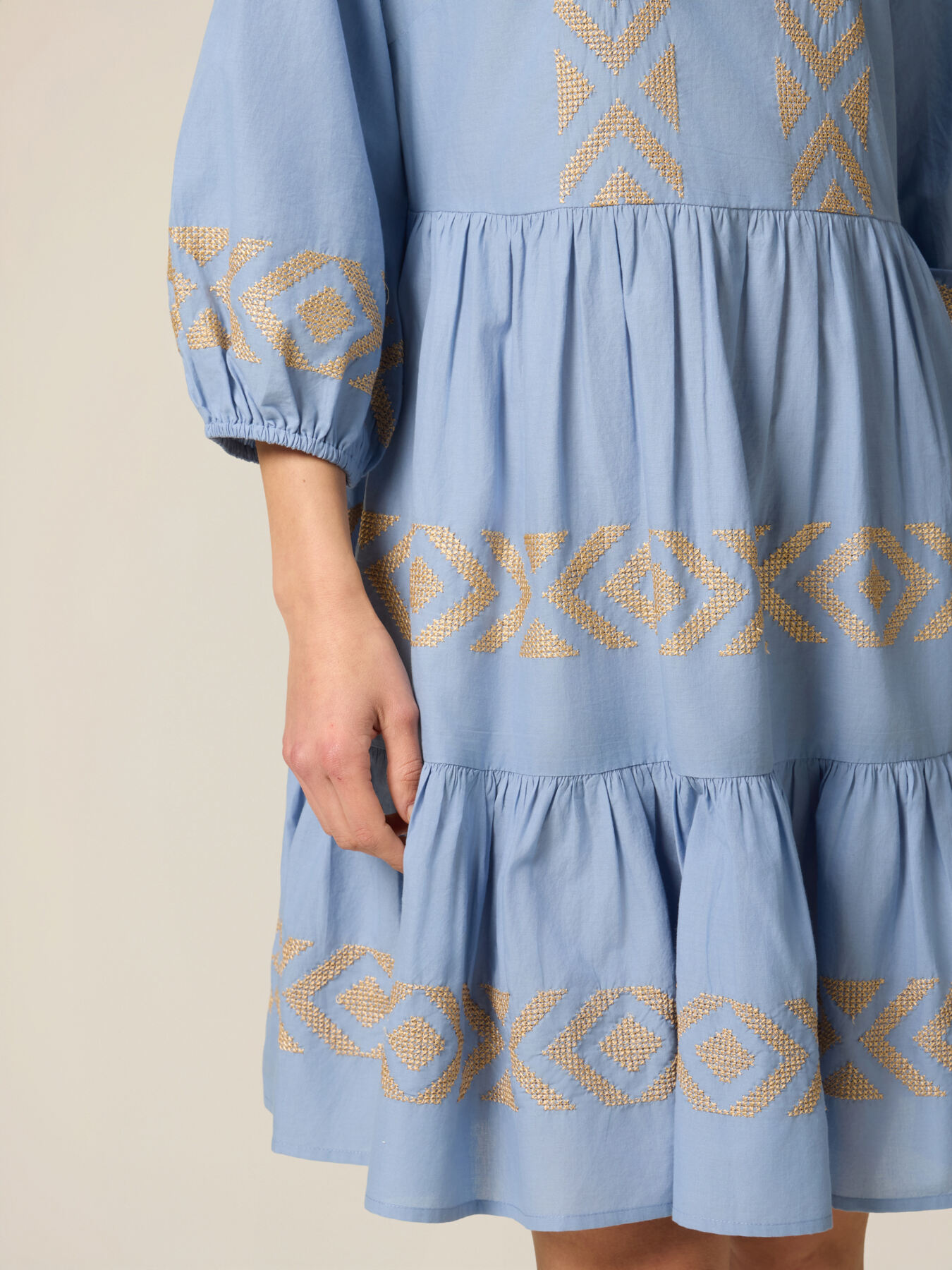 Vestido flare con bordados image number 2