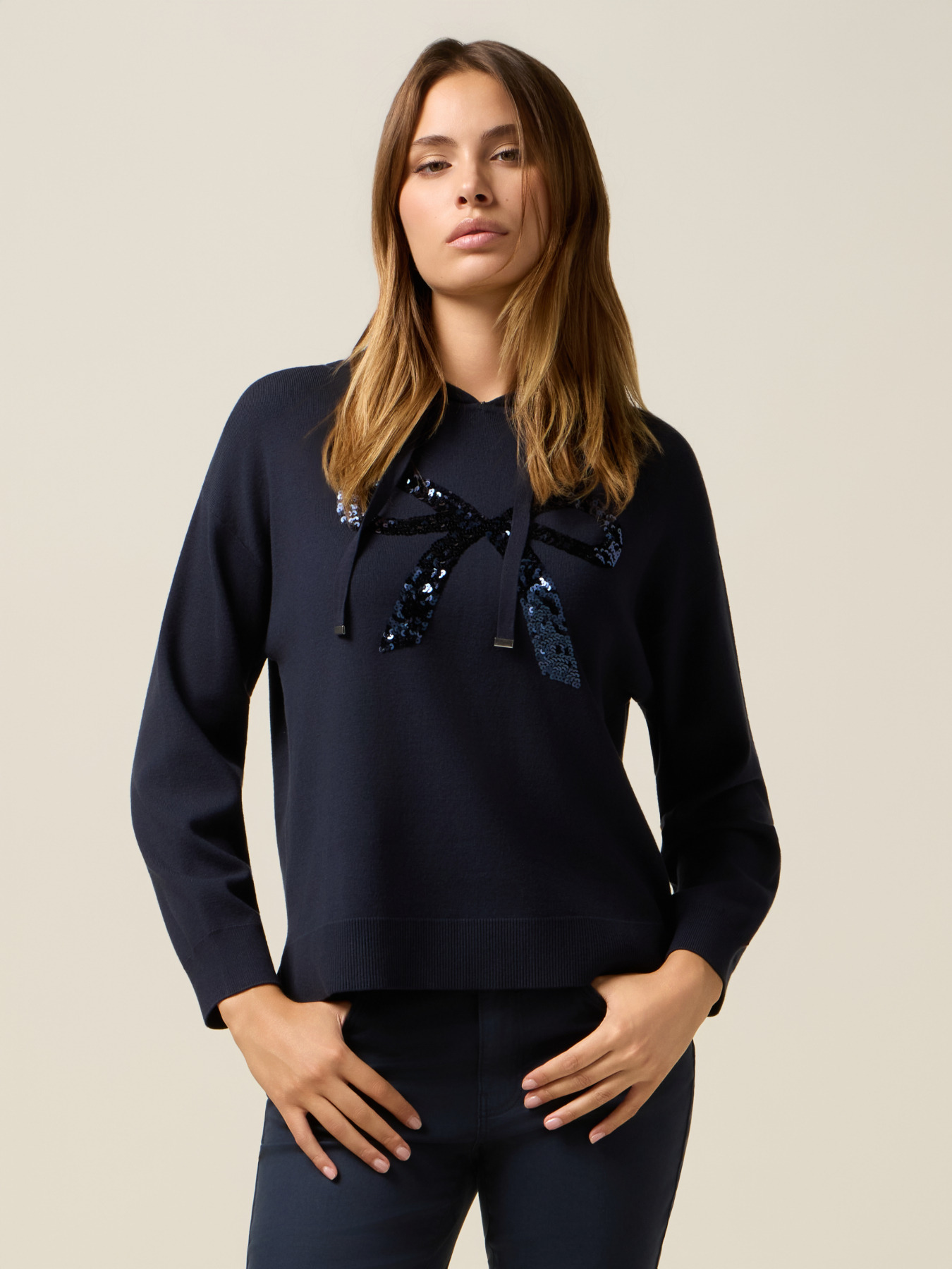 Maglia con cappuccio e paillettes image number 0