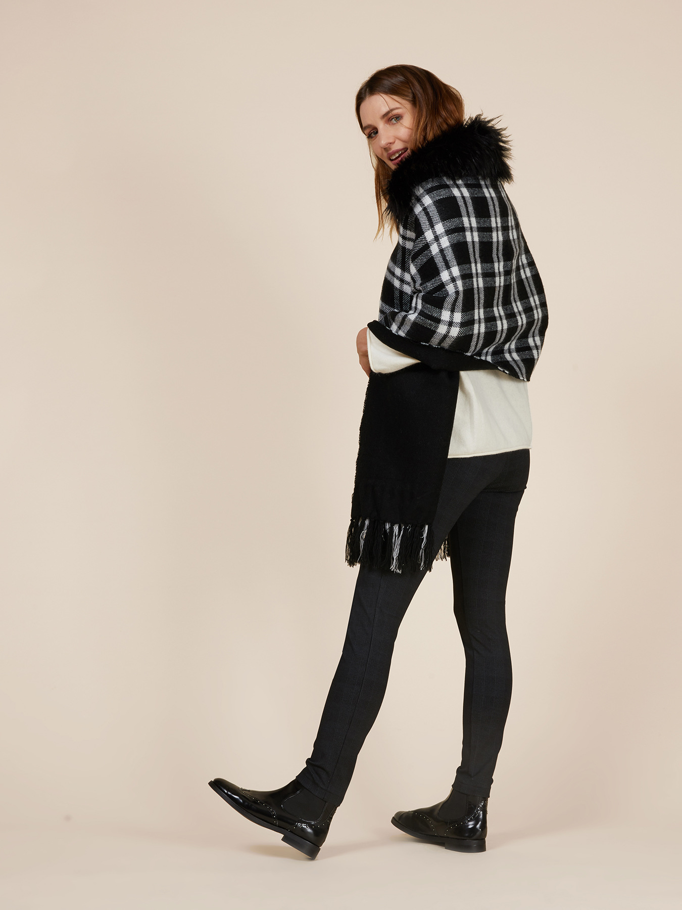 Poncho check con pelliccia sintetica image number 1