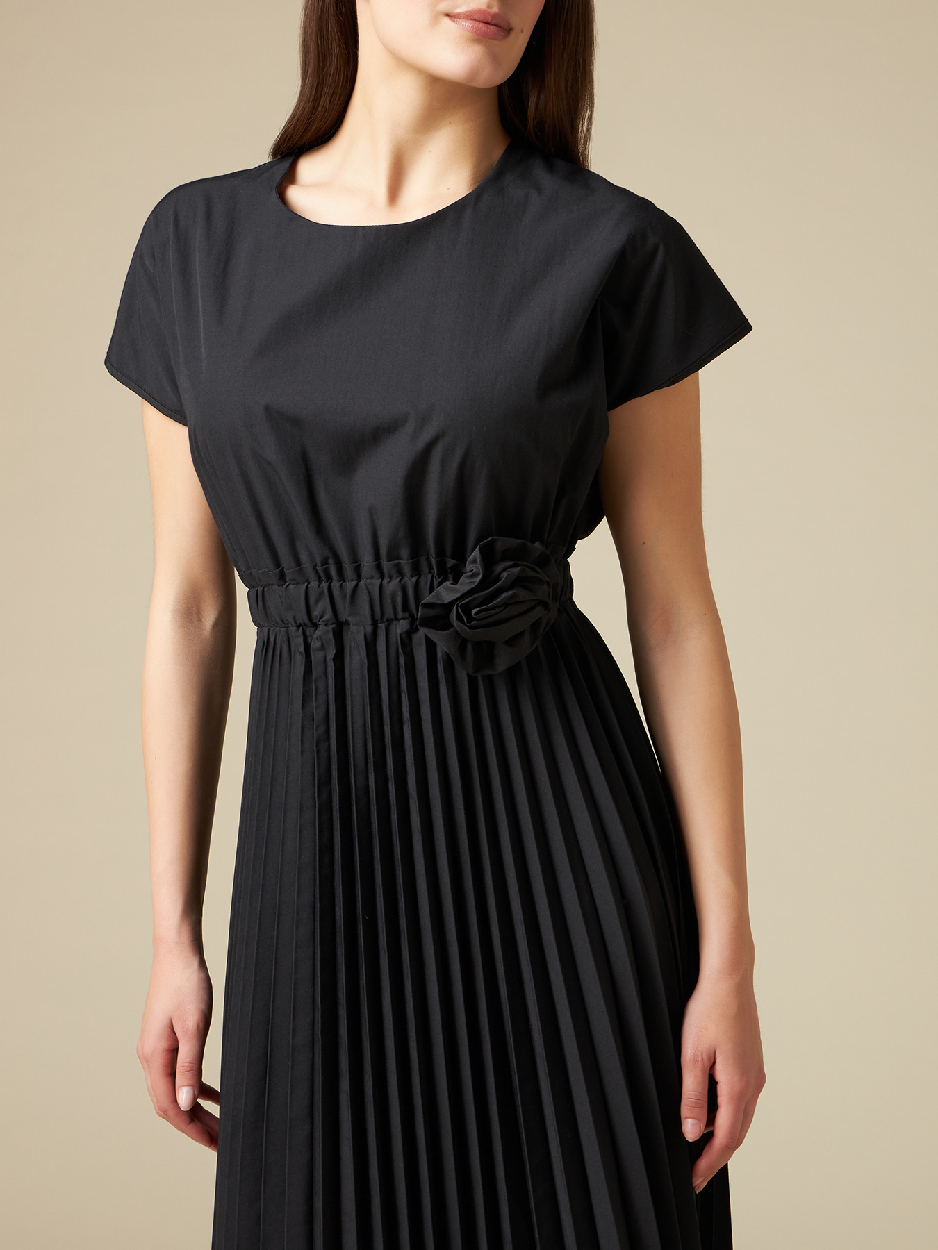 Langes Popeline-Kleid mit Brosche image number 2