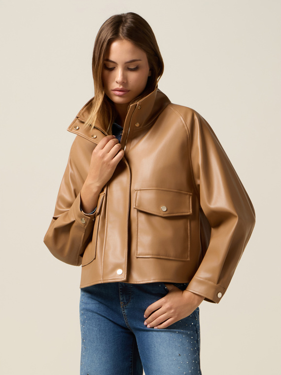 Kurze Jacke mit hohem Kragen