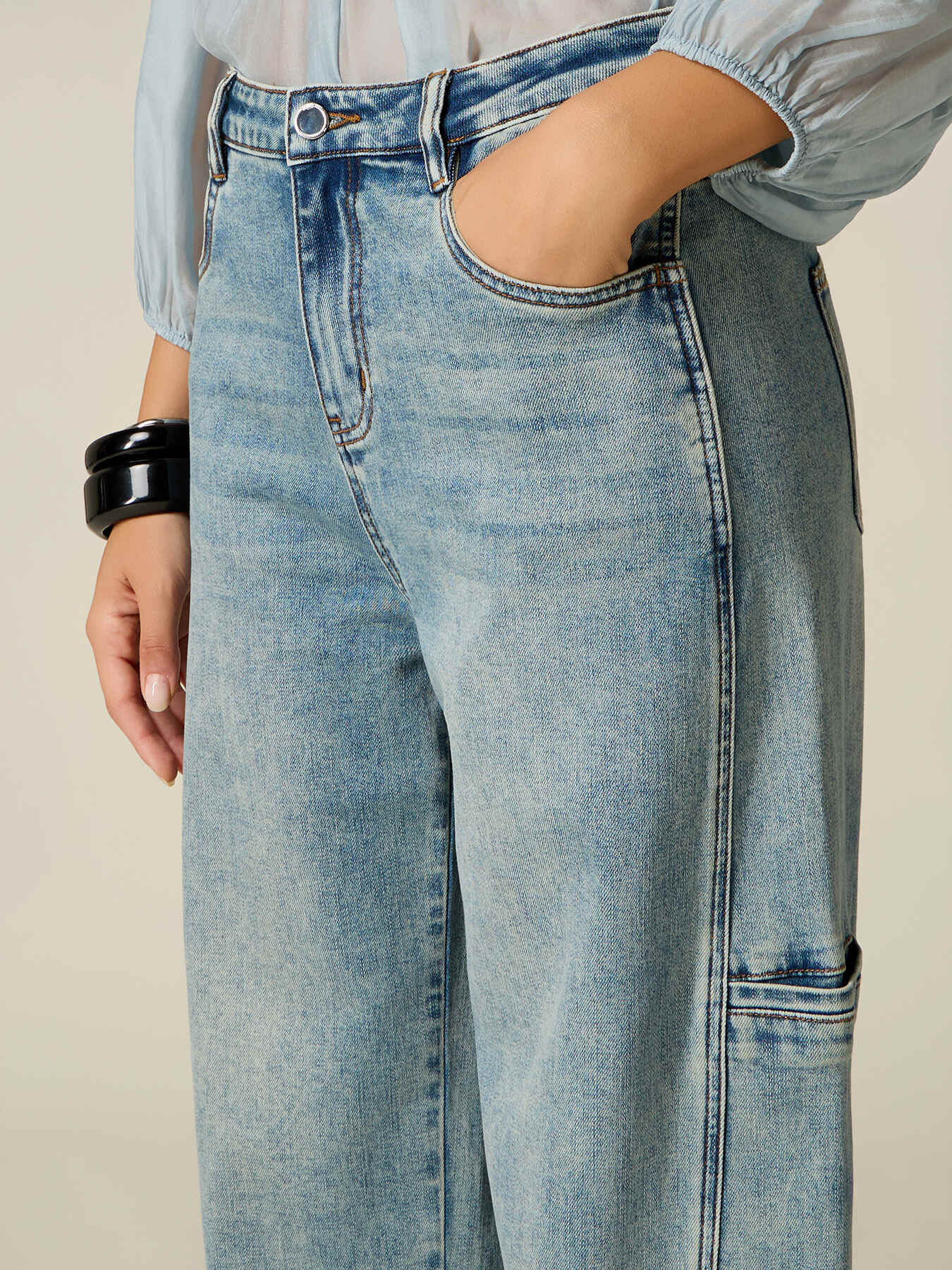 Barrel-Jeans mit Cargo-Details image number 2