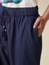 Pantalones cropped con aplicaciones de macramé image number 2