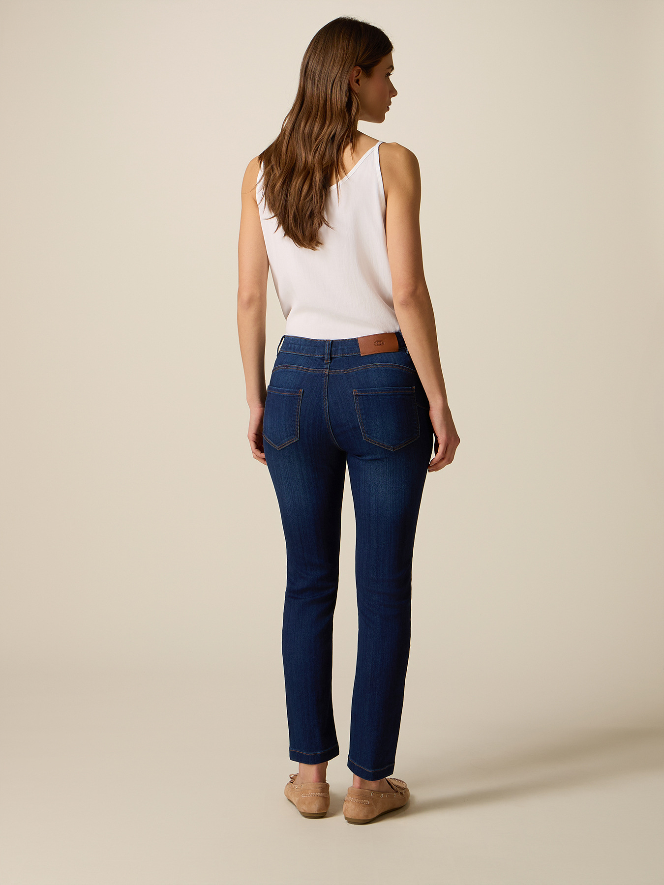 Jeans mit dekorativen Nieten image number 1