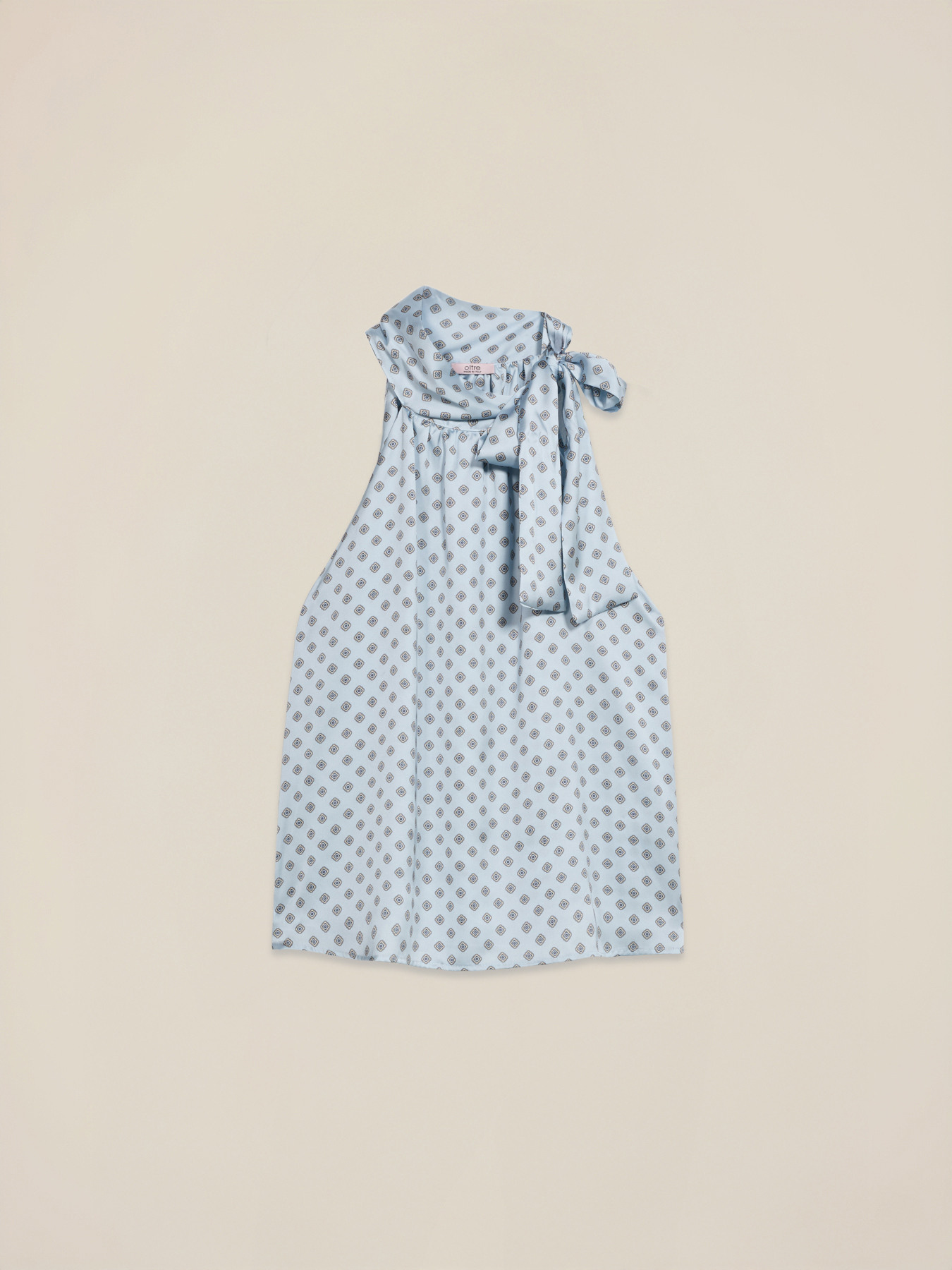 Top de sat&eacute;n con lazo image number 3