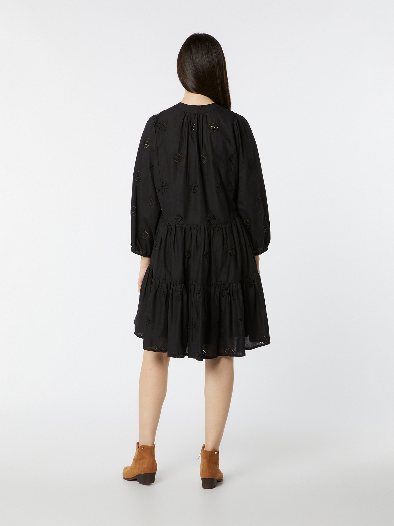 Robe &eacute;vas&eacute;e en broderie anglaise image number 1