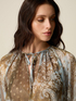 Blusa estampada con mangas largas image number 2