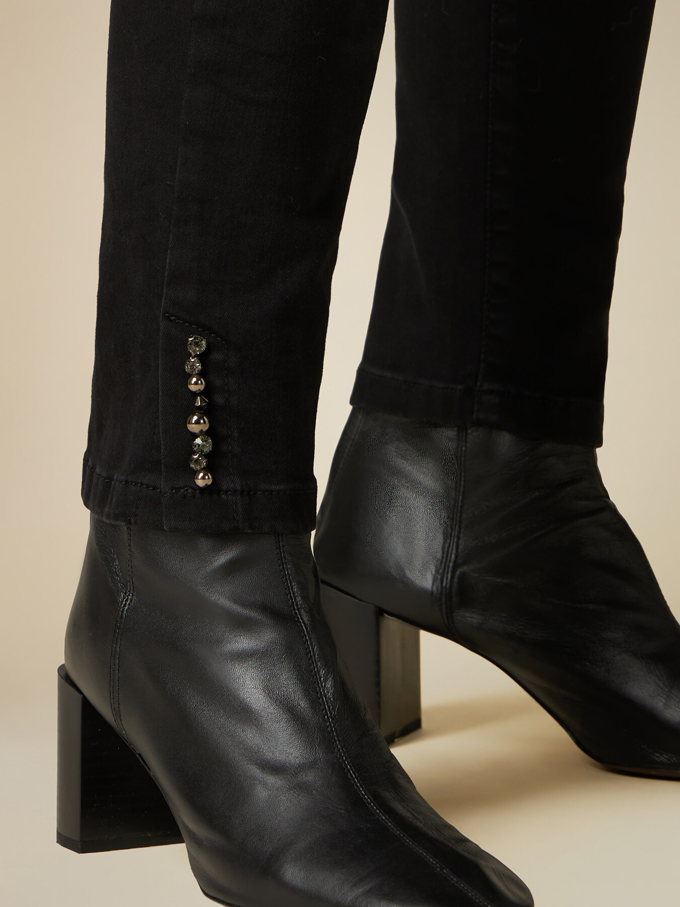 Vaqueros skinny negro con bordado joya image number 2