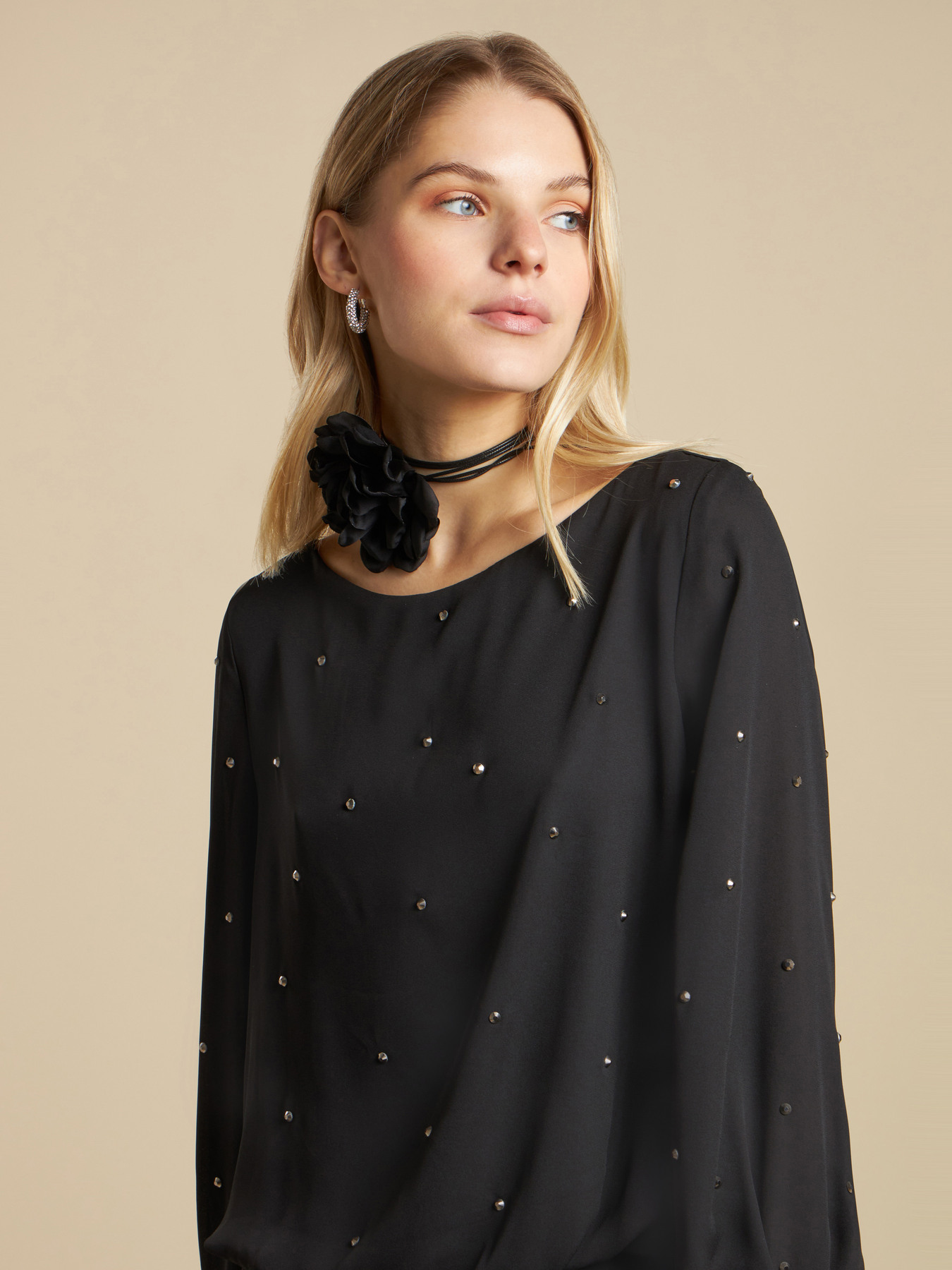 Vestido con pedrer&iacute;a all over image number 3