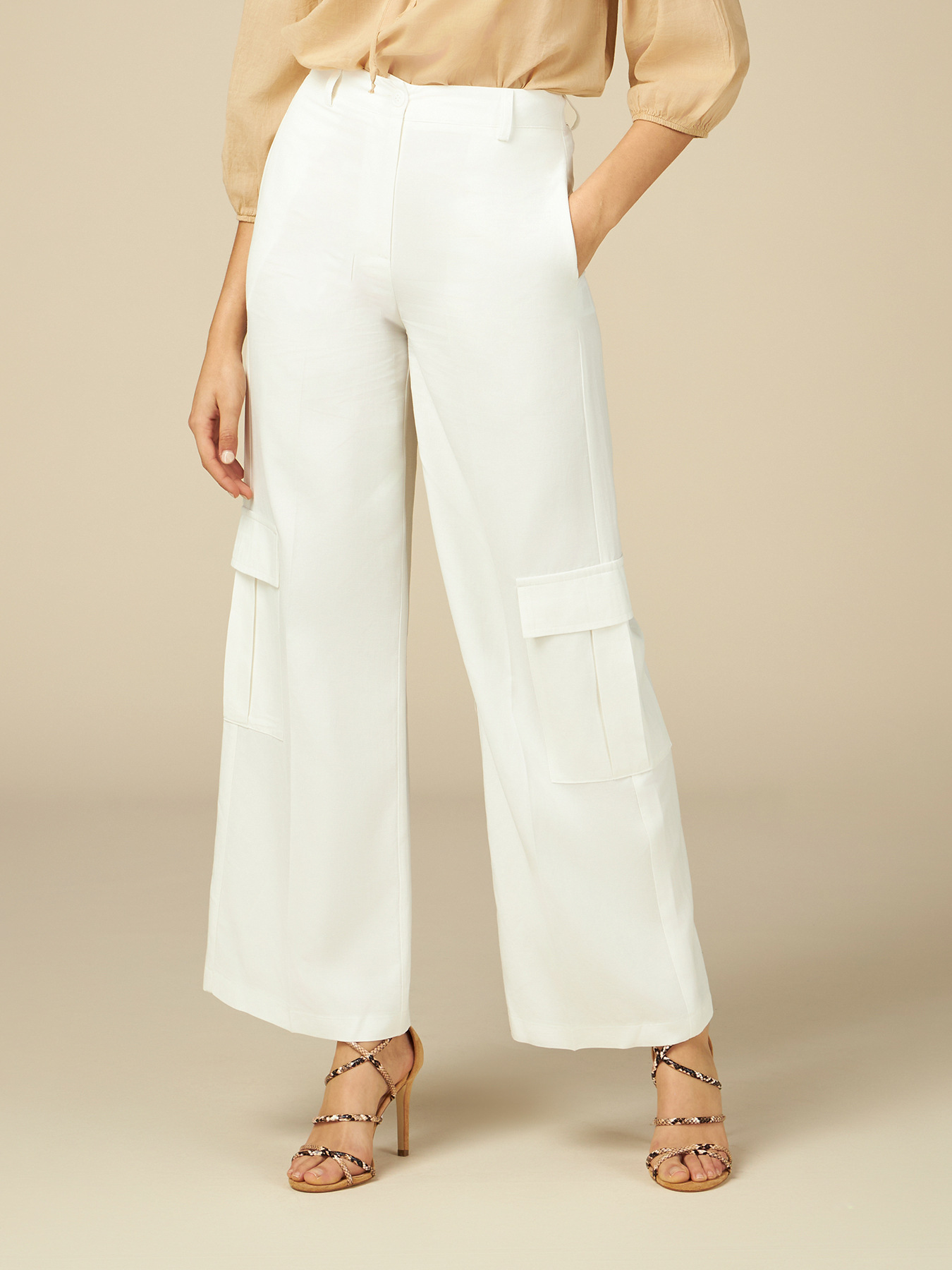 Pantalones cargo en mezcla de lino image number 3