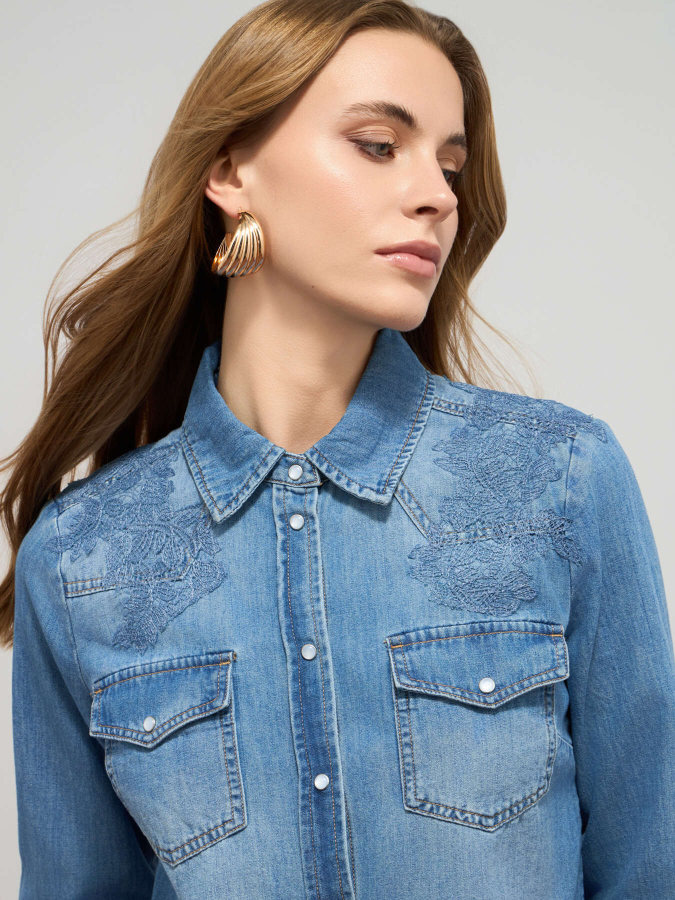 Chemise en denim d&eacute;lav&eacute; image number 2