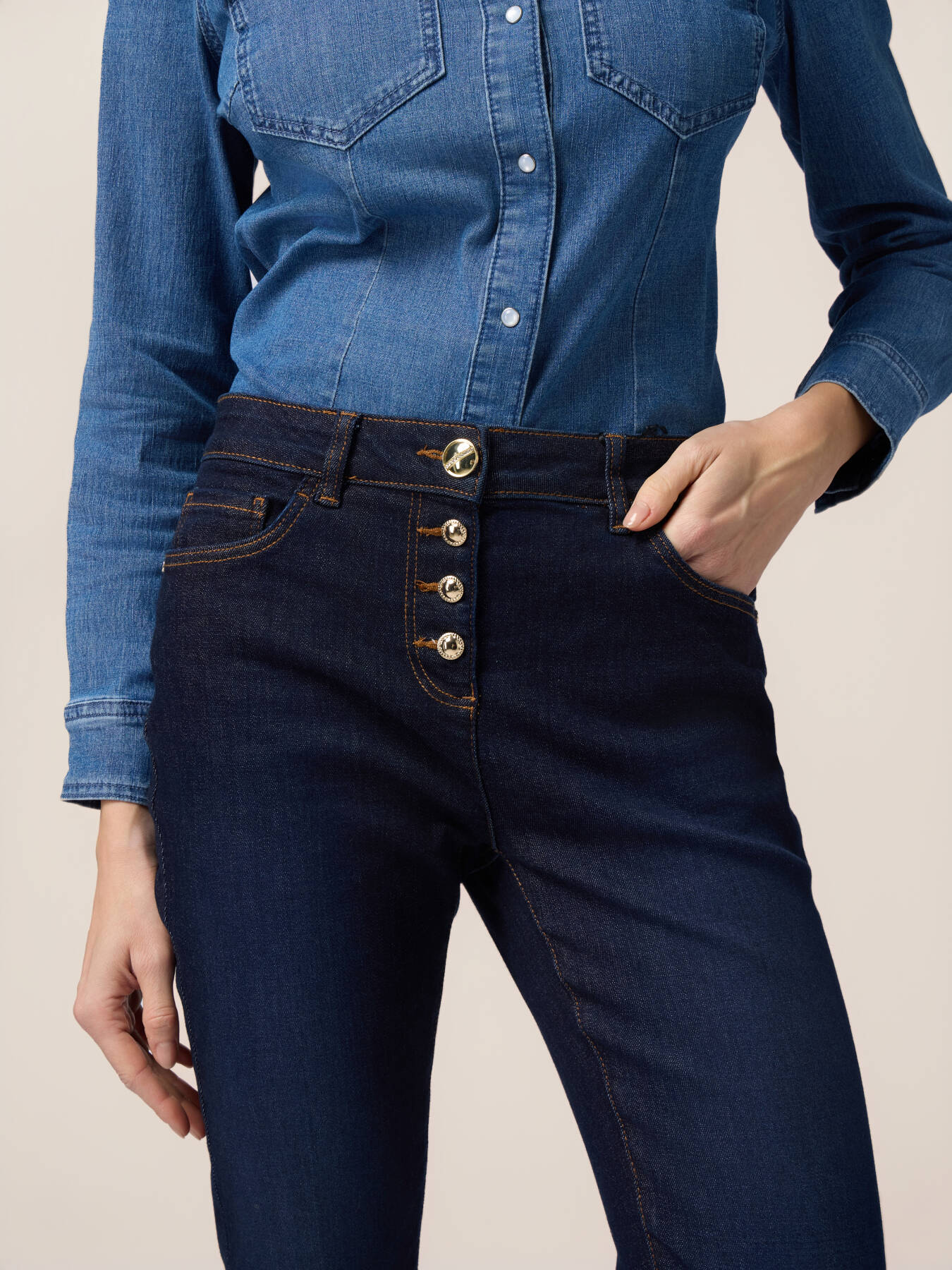 Blaue Regular-Jeans in Rinse-Waschung mit goldenen Kn&ouml;pfen image number 2