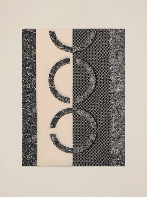 Patterned scarf with lace effect
