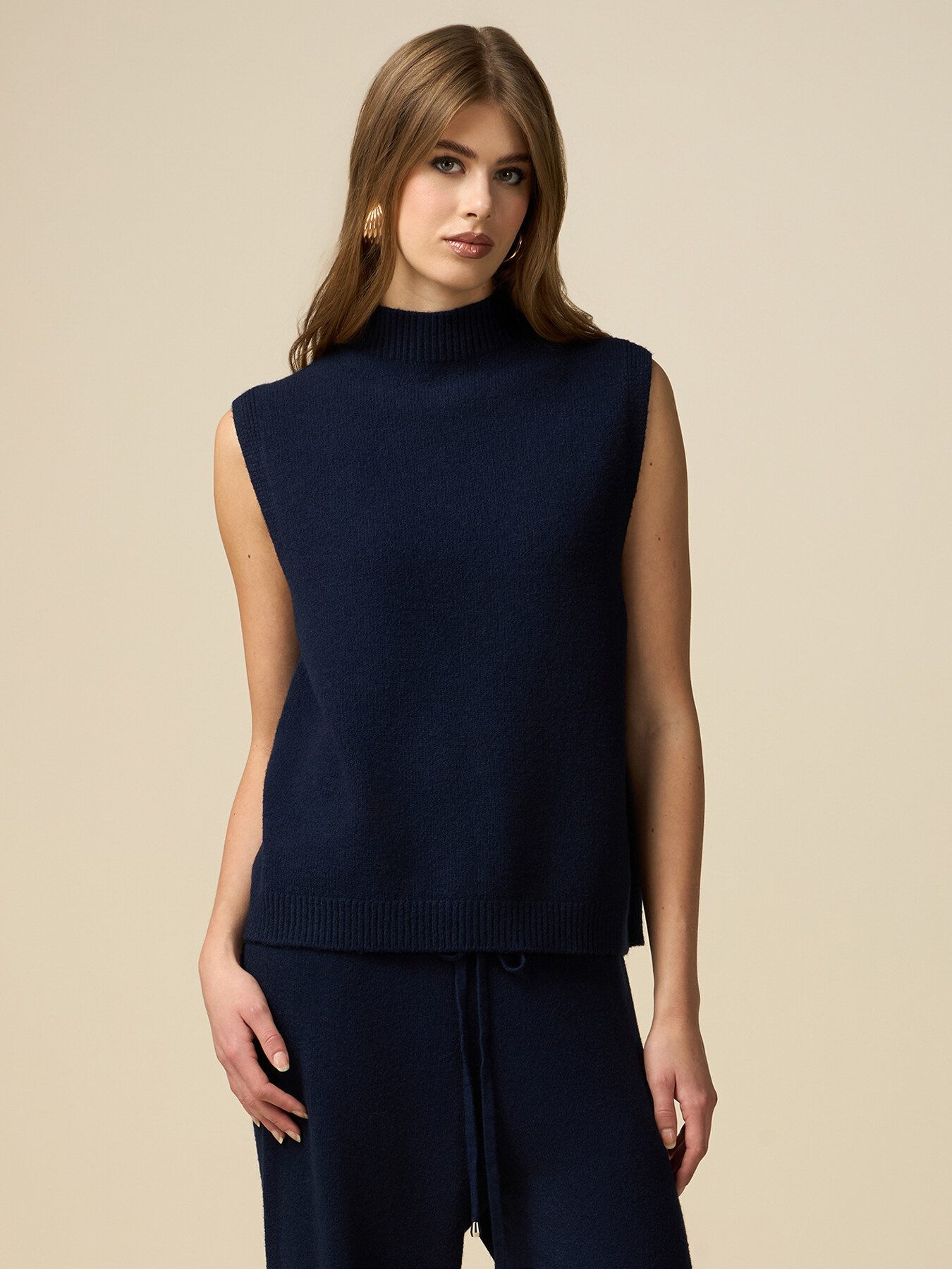 Sleeveless turtleneck pullover image number 0
