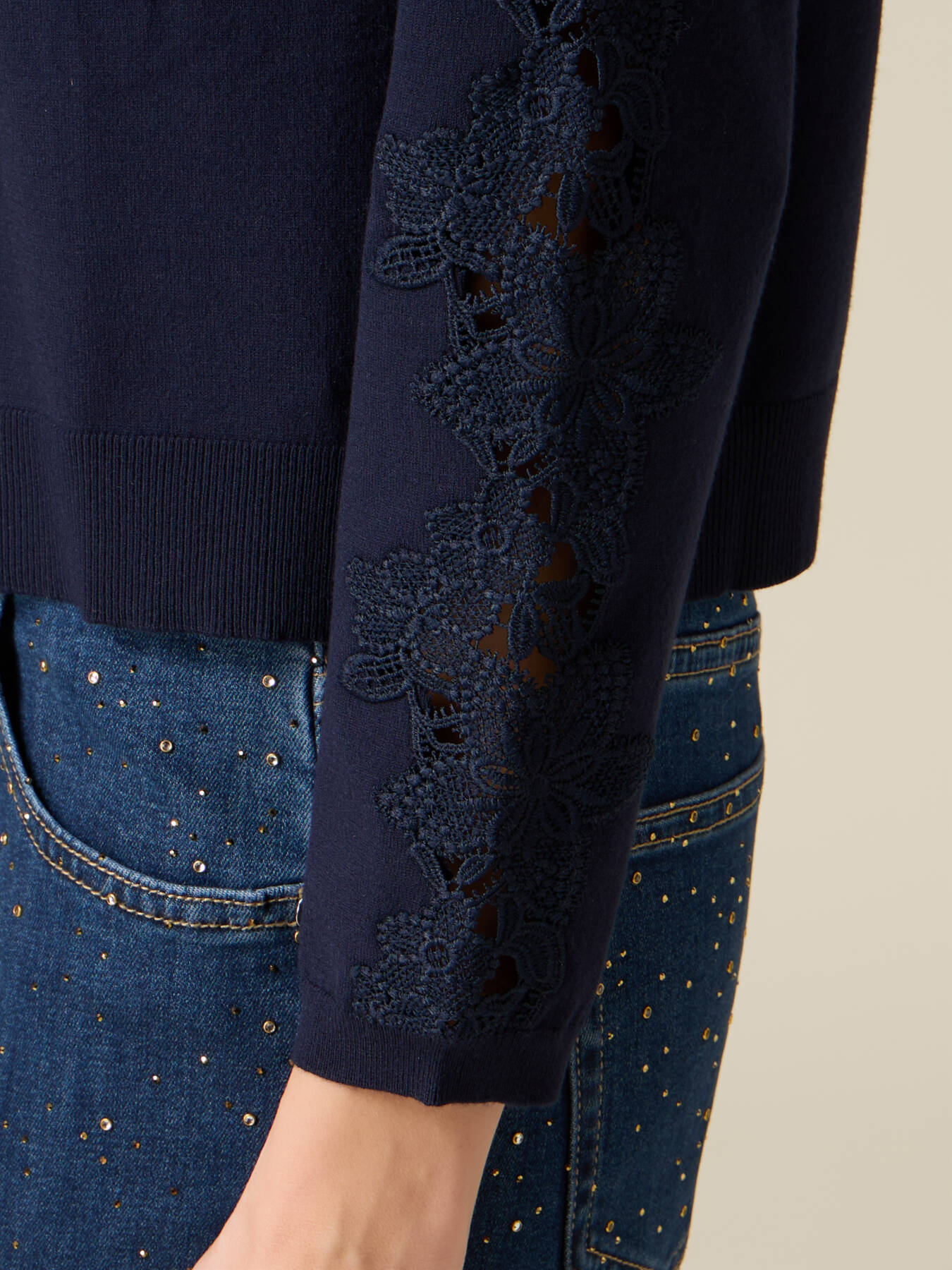 Cardigan en m&eacute;lange de viscose avec inserts en dentelle image number 2